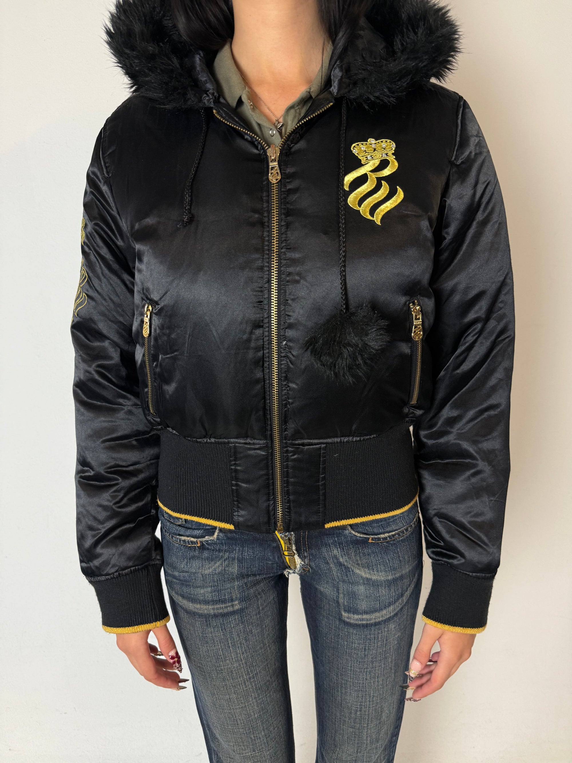 Eine schwarz golde Winterjacke von Rocawear mit Gold Details und fur hood 