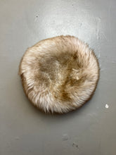 Laden Sie das Bild in den Galerie-Viewer, Vintage Beige Faux Fur Hat