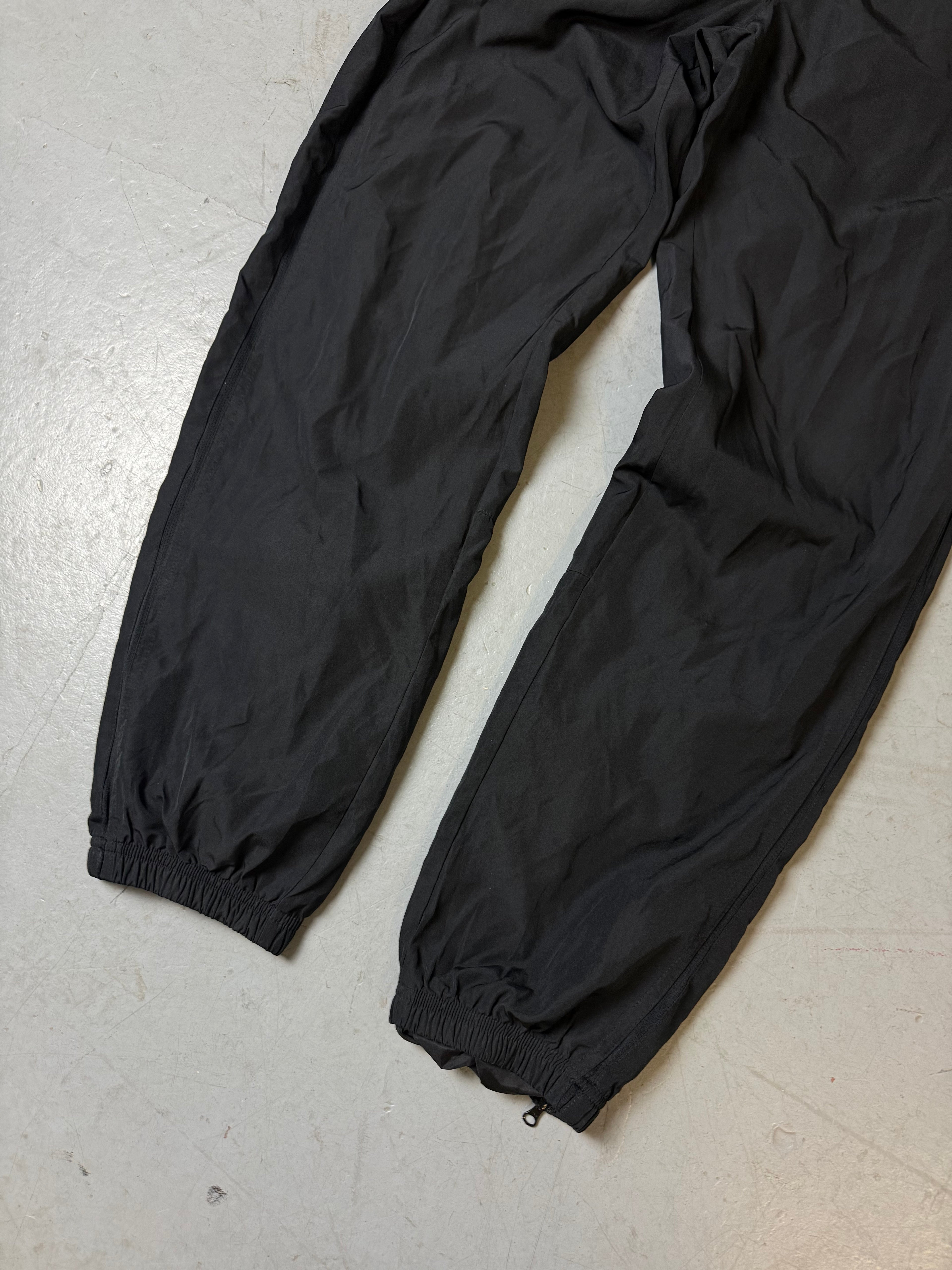 Eine schwarze Nike Trackpants Sporthose Jogginghose y2k 