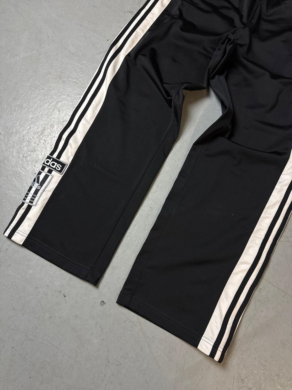 Eine schwarz weiße Adidas Trackpants Jogginghose Sporthose y2k 