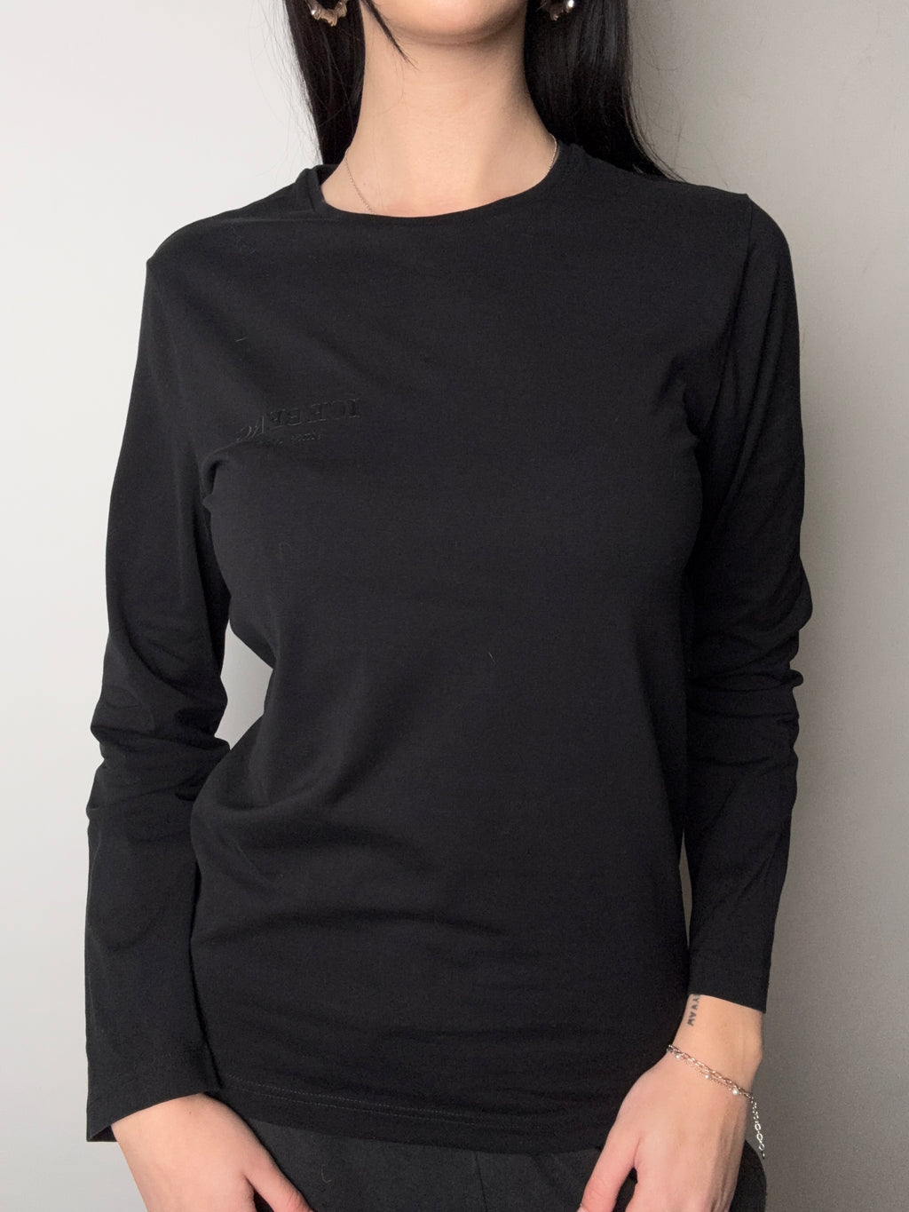 Tragebild von Vintage Iceberg Black Longsleeve von vorne