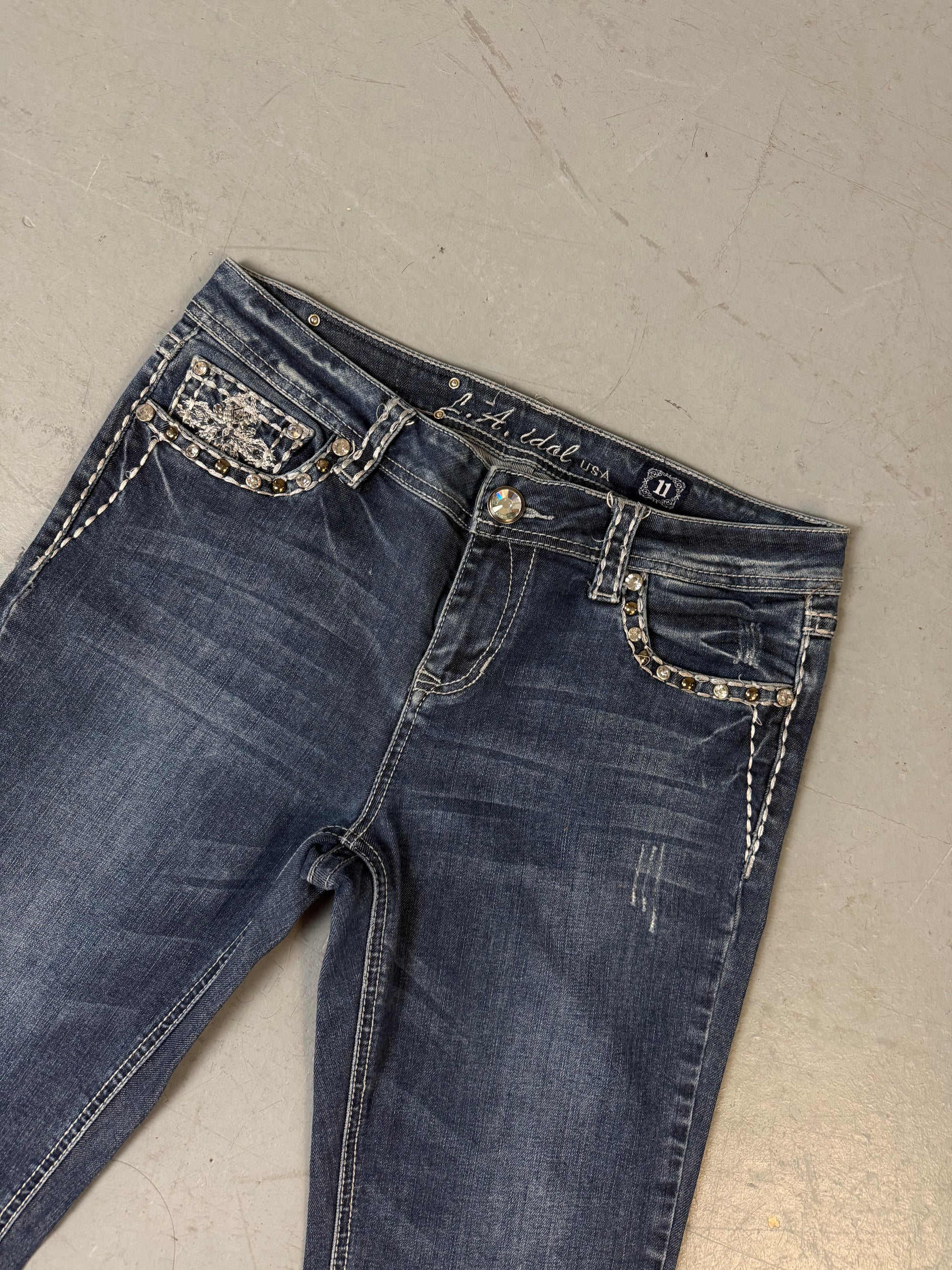 Eine Low Waist dunkelblaue y2k Jeans mit Cross rhinestone Patch auf den Backpockets 
