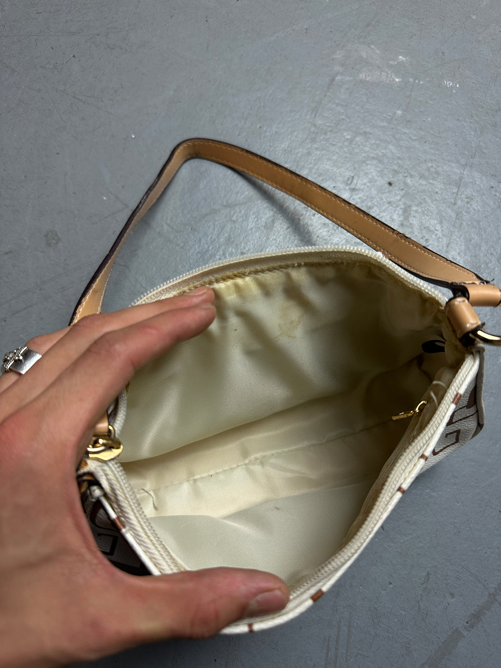 Detailbild Vintage Guess White and Brown Monogram Bag von innen 