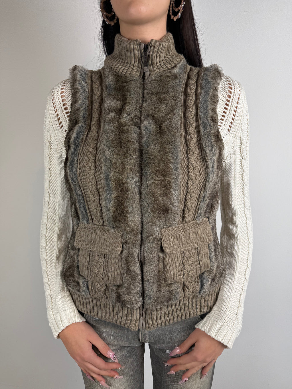 Tragebild von einer Vintage Brown Faux Fur Knit Vest von vorne