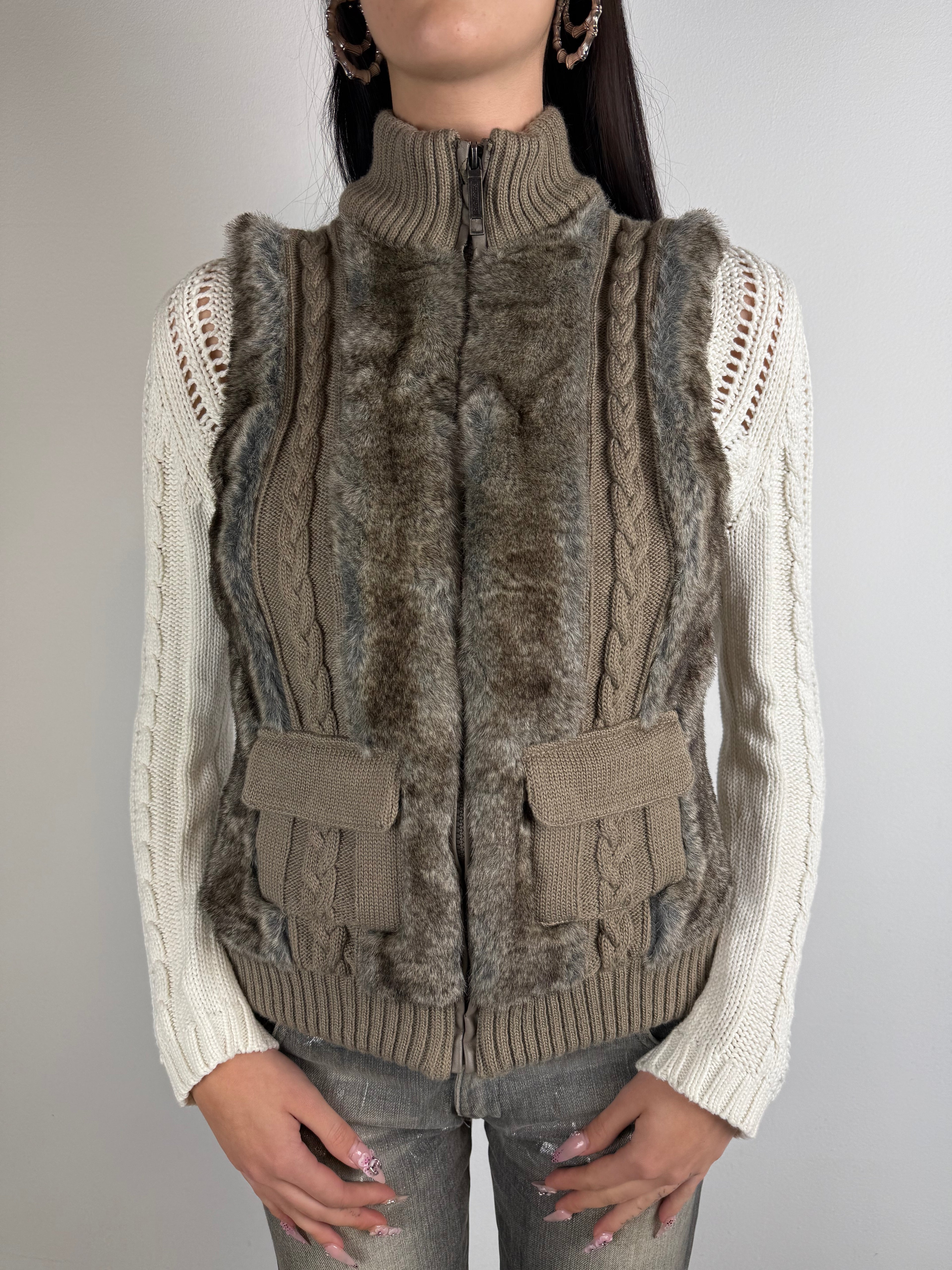 Tragebild von einer Vintage Brown Faux Fur Knit Vest von vorne
