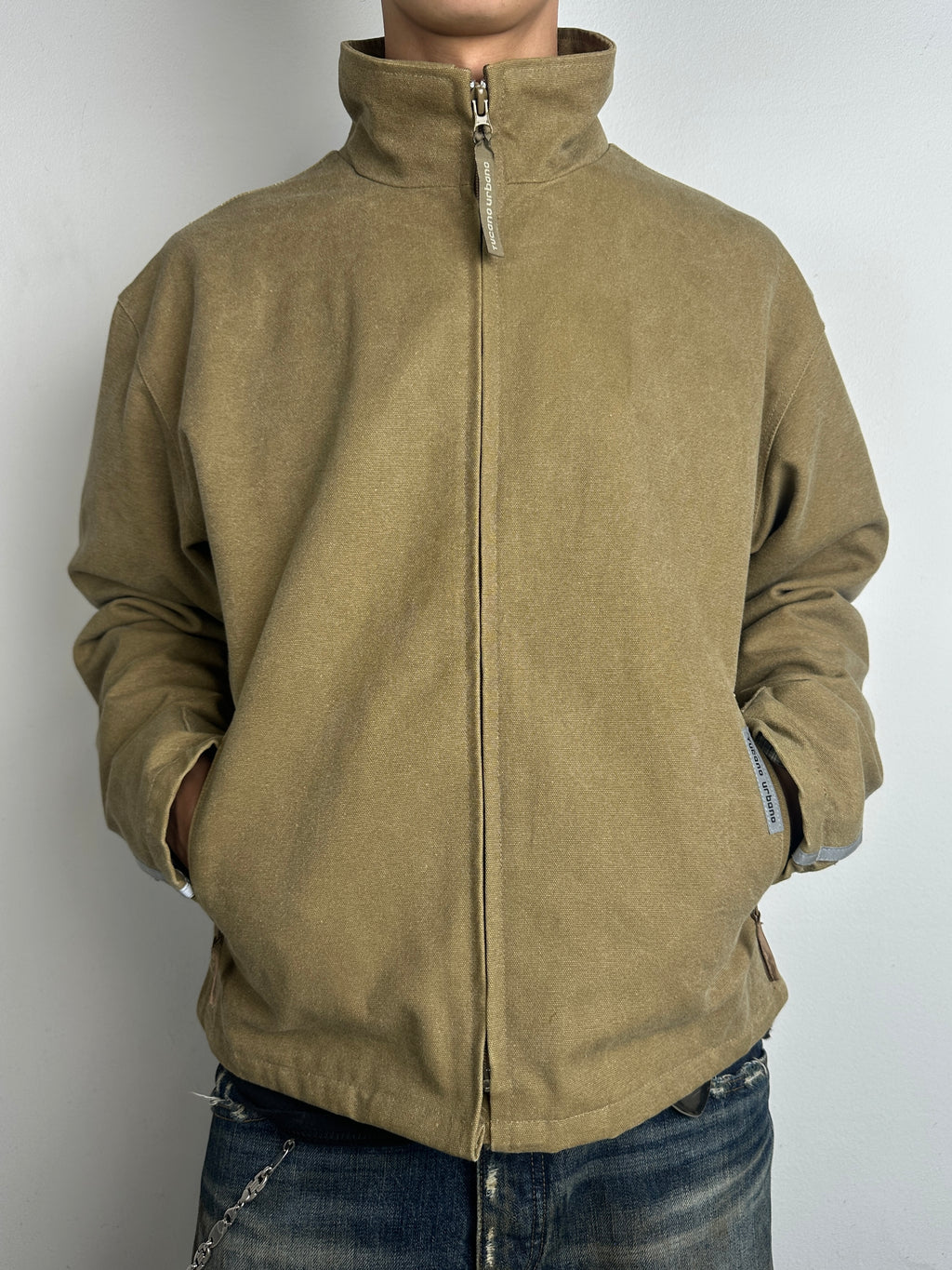 Tragebild von einer Vintage Beige Reflective Stripe Jacket von vorne