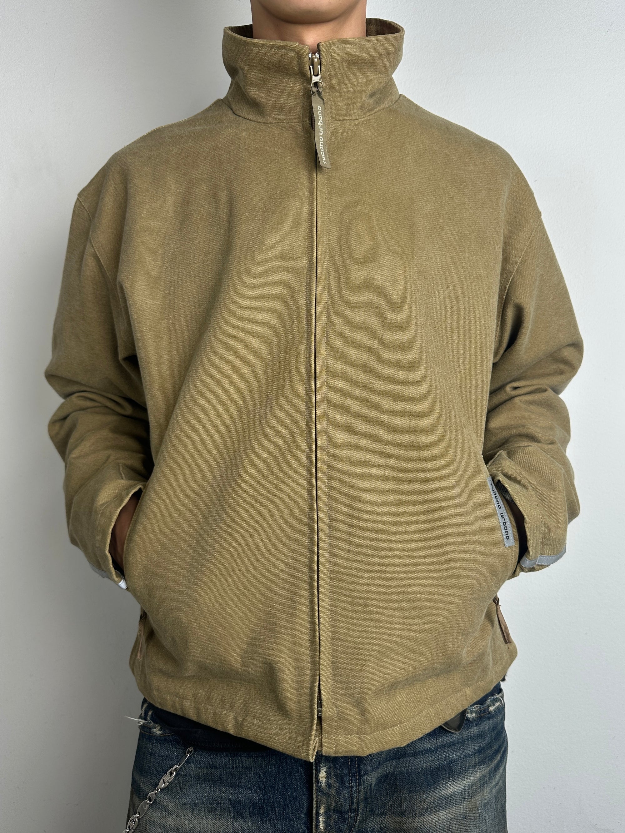 Tragebild von einer Vintage Beige Reflective Stripe Jacket von vorne