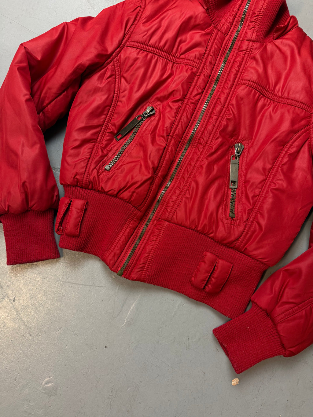 Vintage Red Cropped Puffer Jacket für Damen. Y2K Second Hand 2000s Fashion