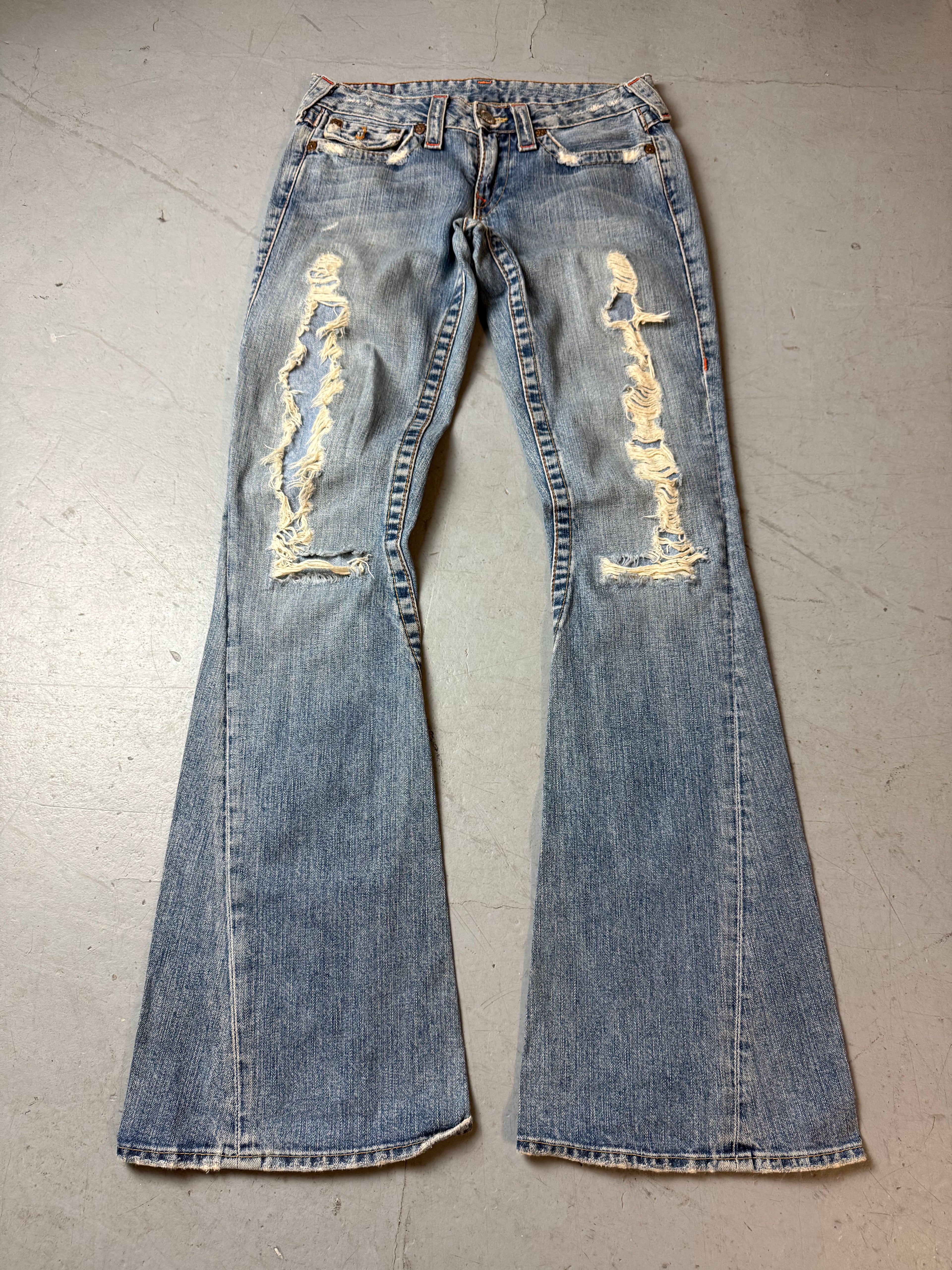 Vintage True Religion Ripped Low Waist Flared Jeans für Damen. Y2K Second Hand 2000s Fashion