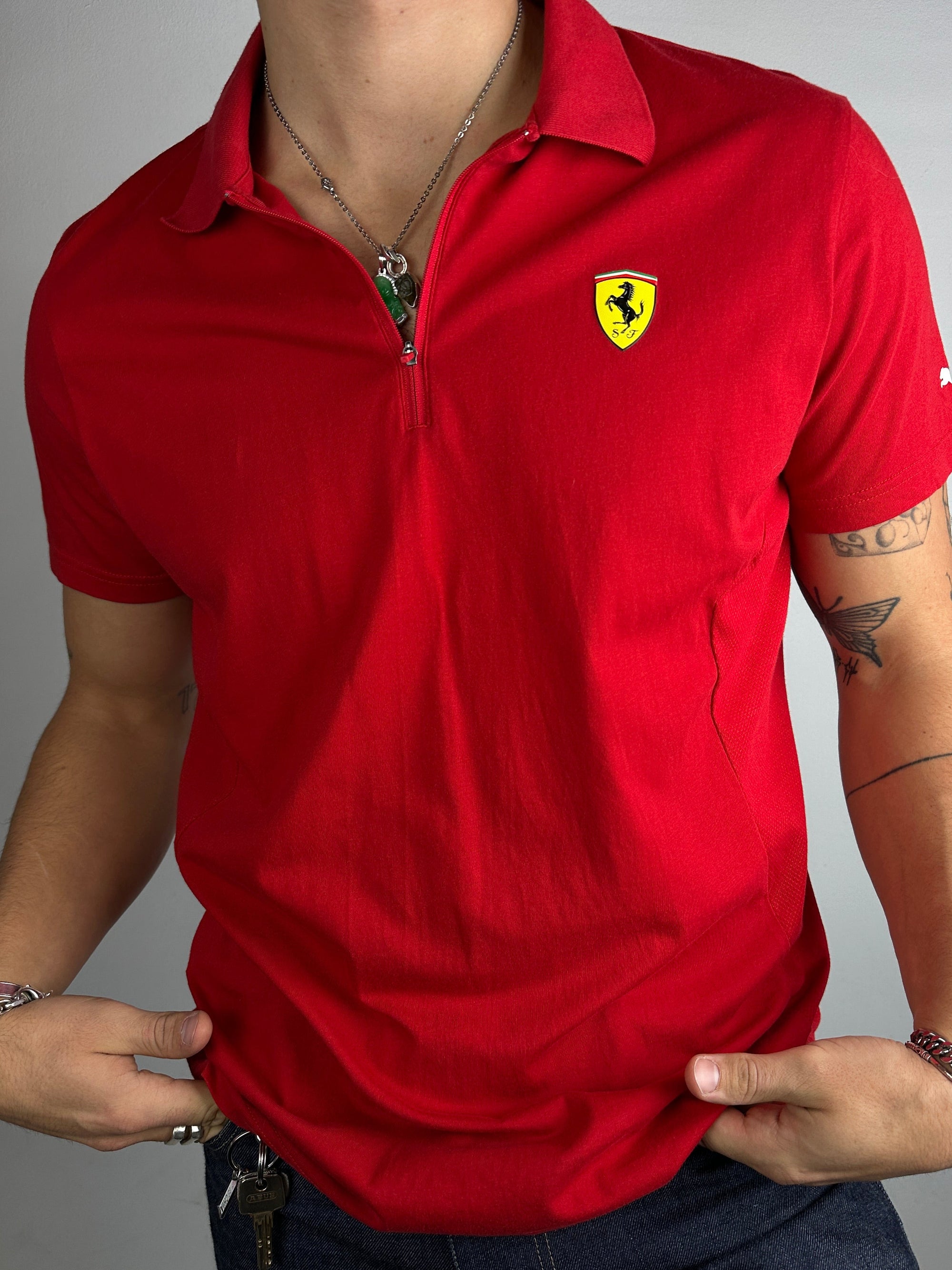 Tragebild von einem Vintage Puma Ferrari Red Polo T-Shirt von vorne