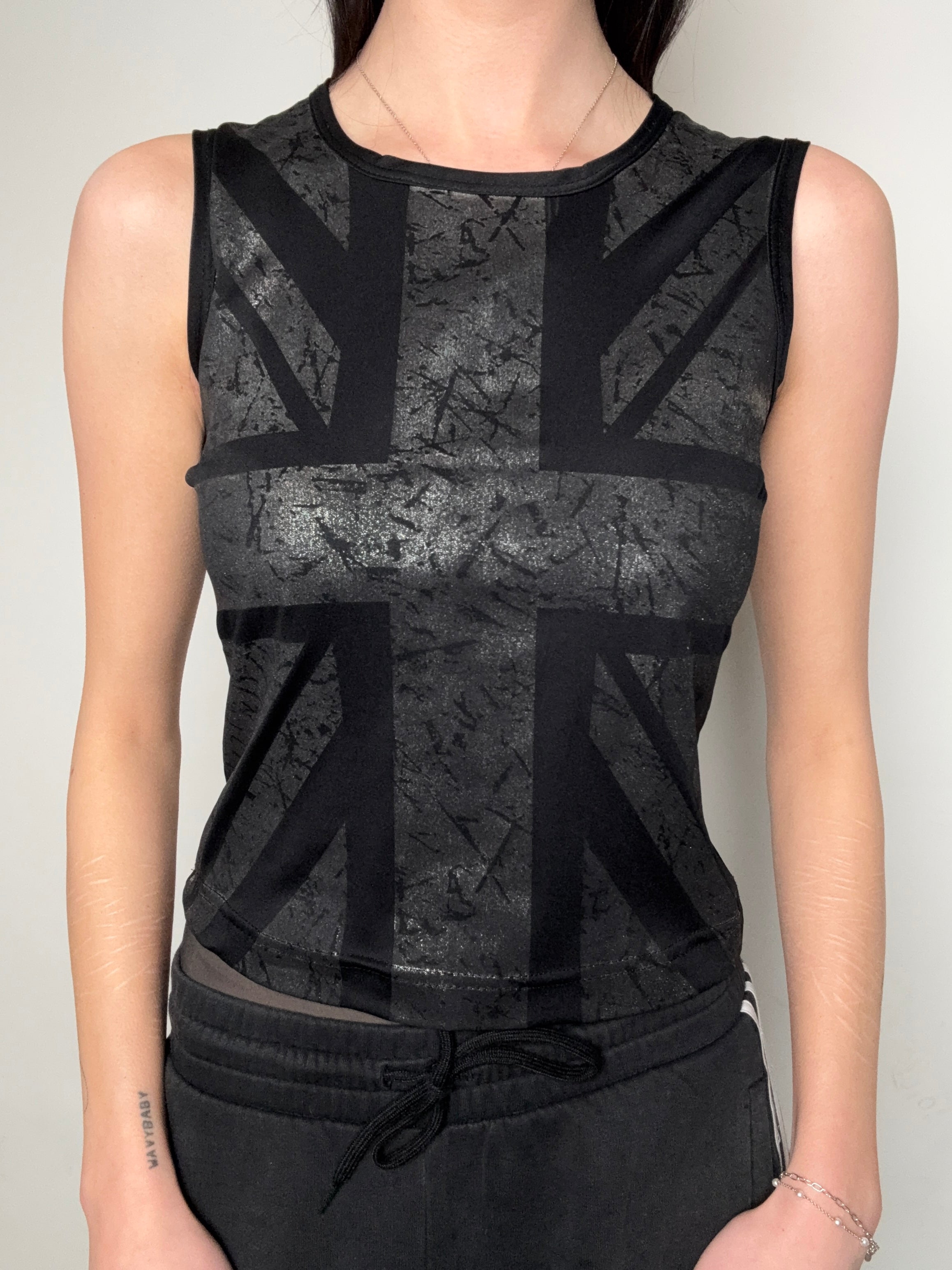 Vintage Black UK Flag Tank Top mit silbernen Details für Frauen. Y2K Second Hand 2000s Fashion