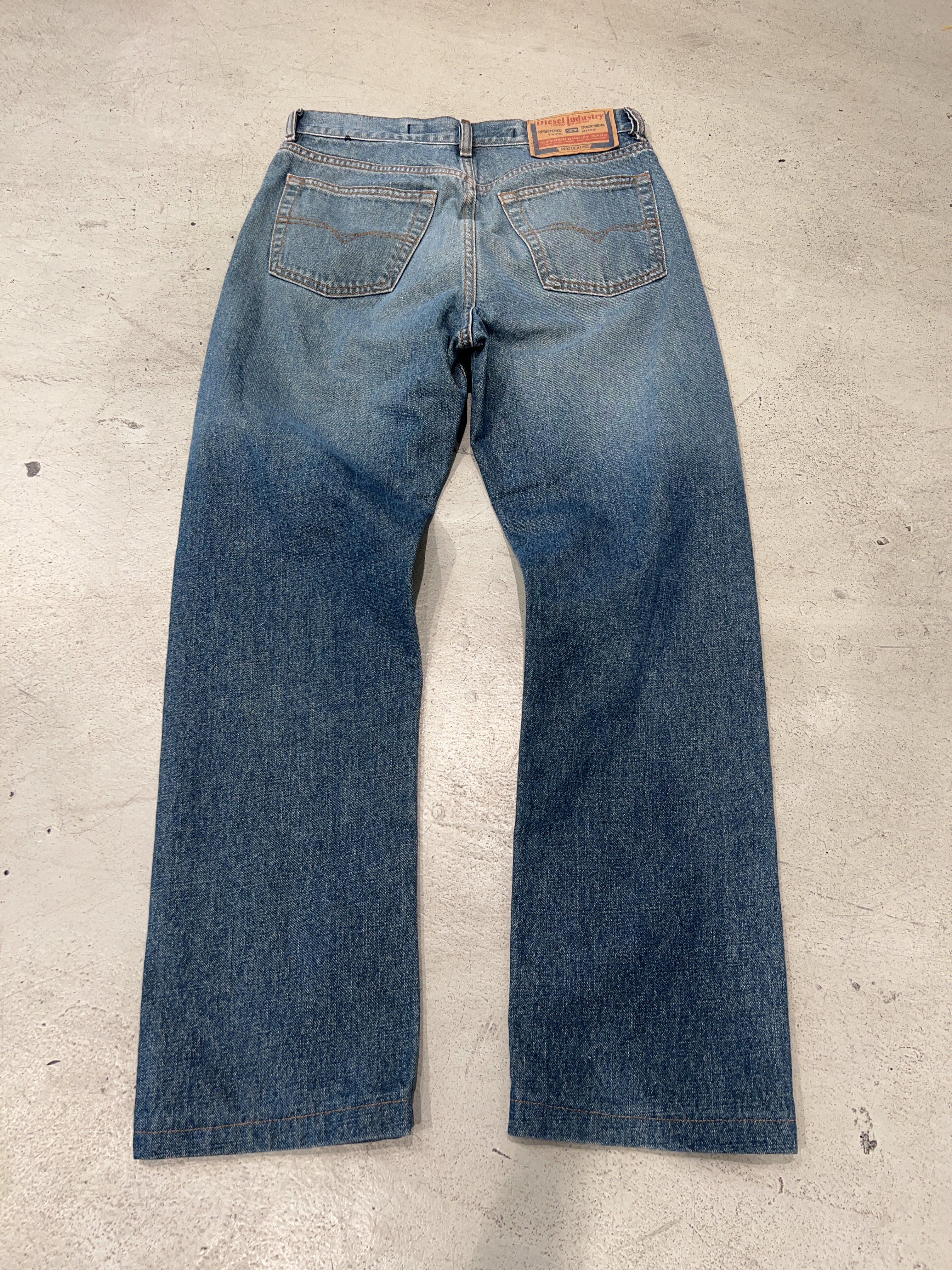 Vintage Diesel Straight Leg Jeans für Herren. Y2K Second Hand 2000s Fashion.