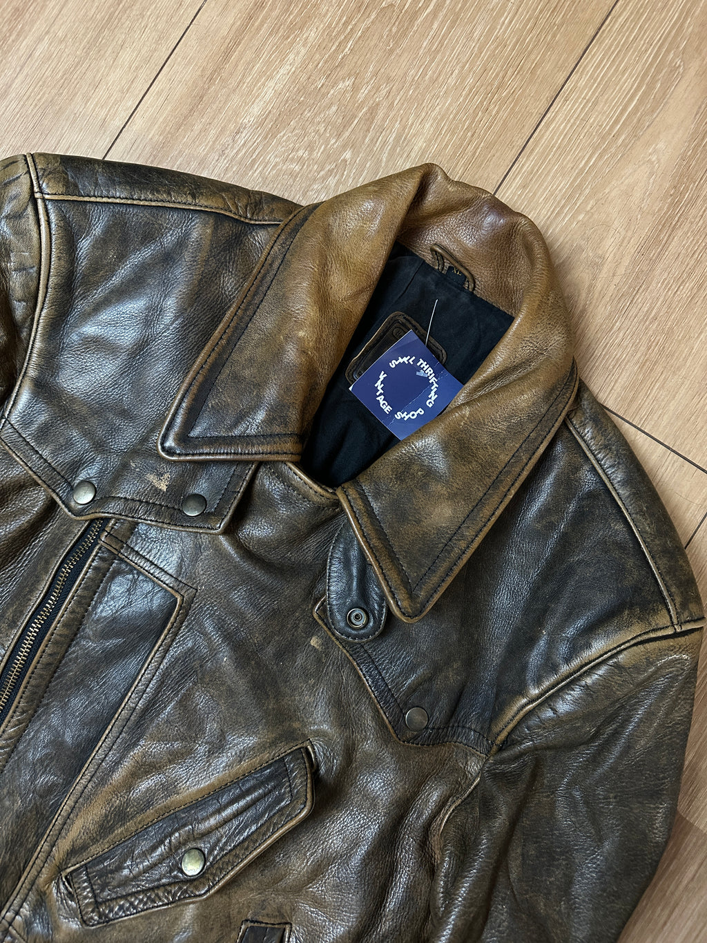 Detailbild von einer Vintage Brown Leather Biker Jacket von Kragen