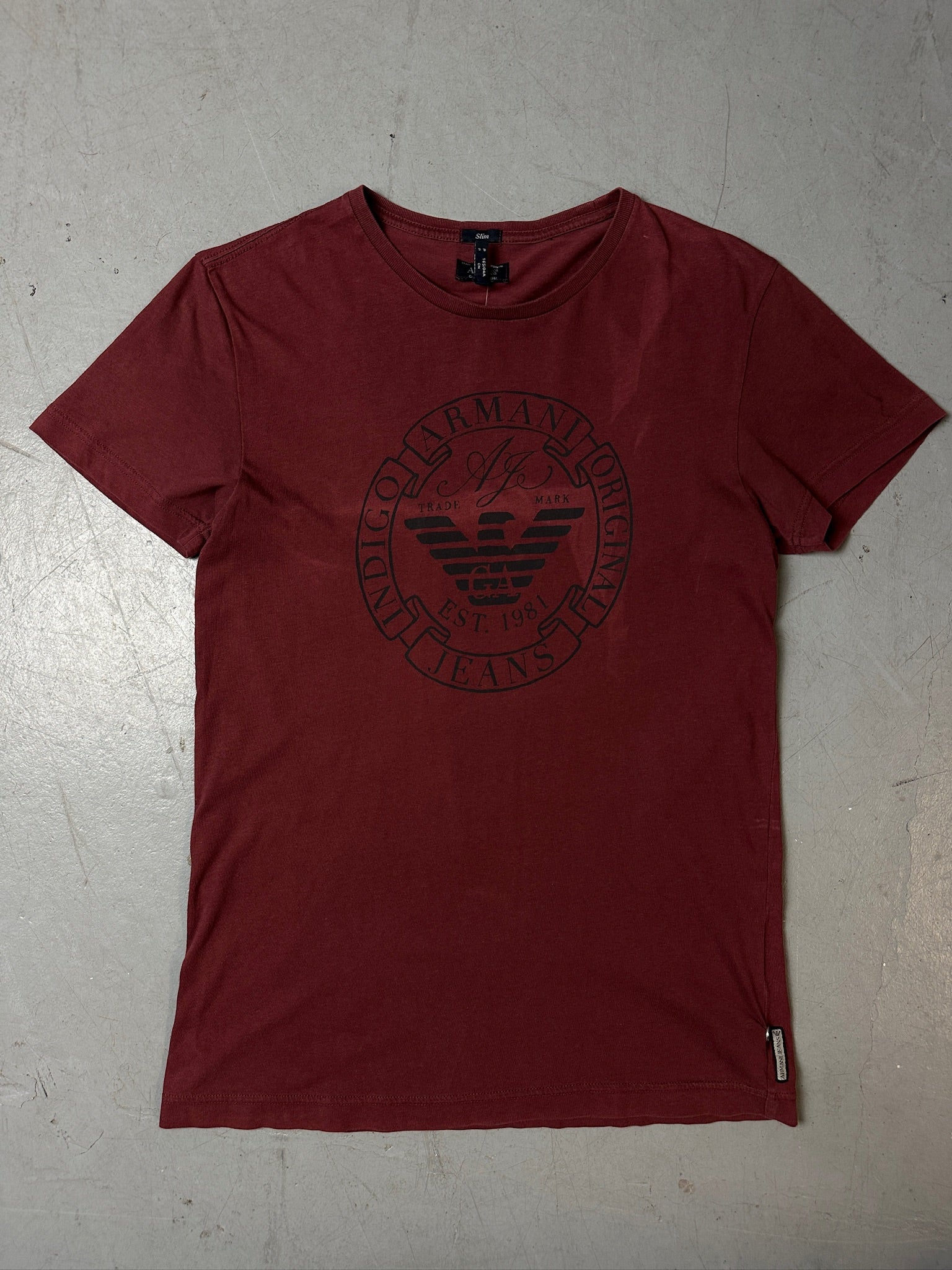 Ein bordeaux roter slim fit t-shirt von Armani Jeans mit schwarzem Print auf der Brust 