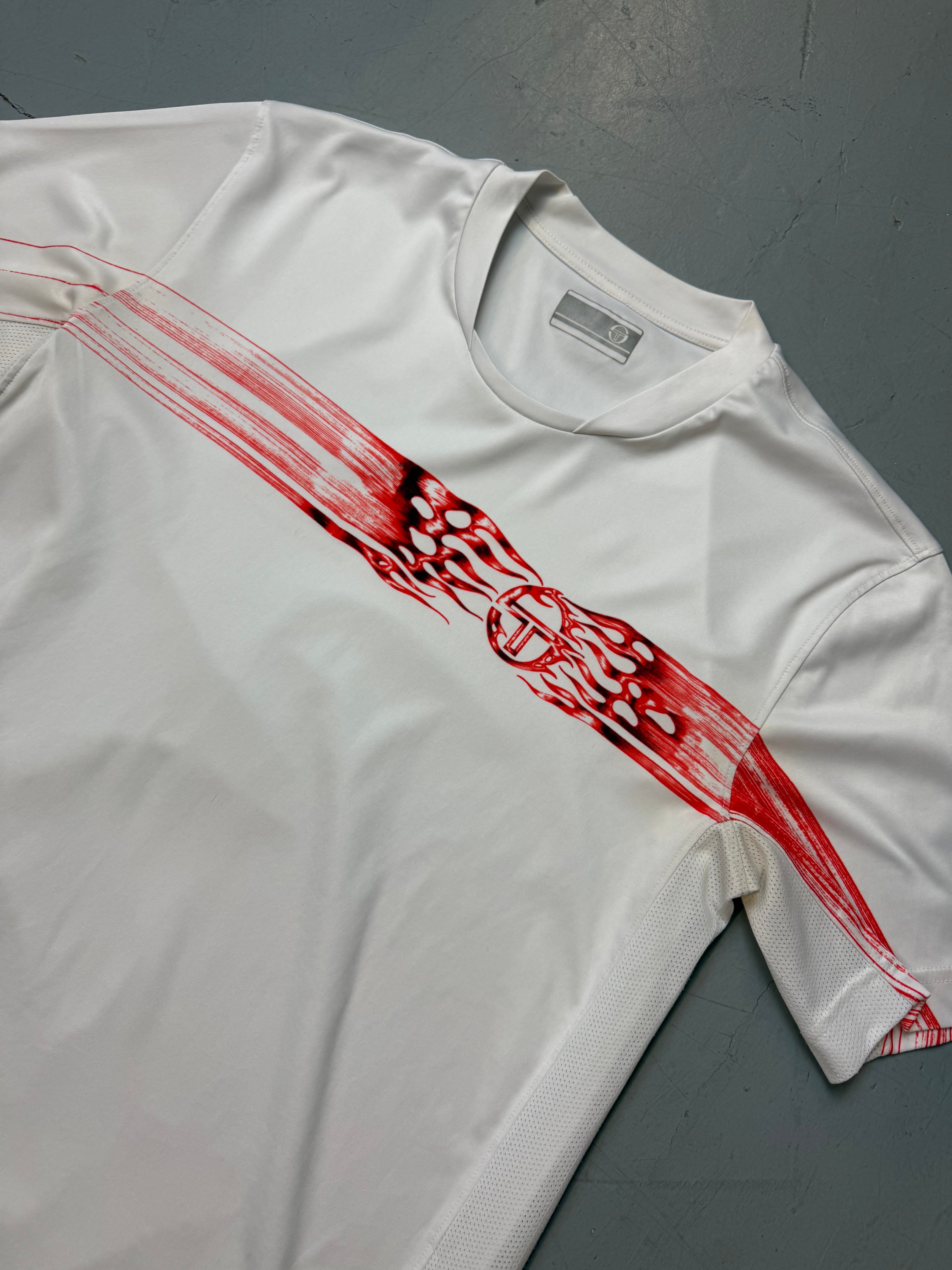 Vintage Sergio Tacchini Sport Jersey mit roten Details für Herren. Y2K Second Hand 2000s Fashion 