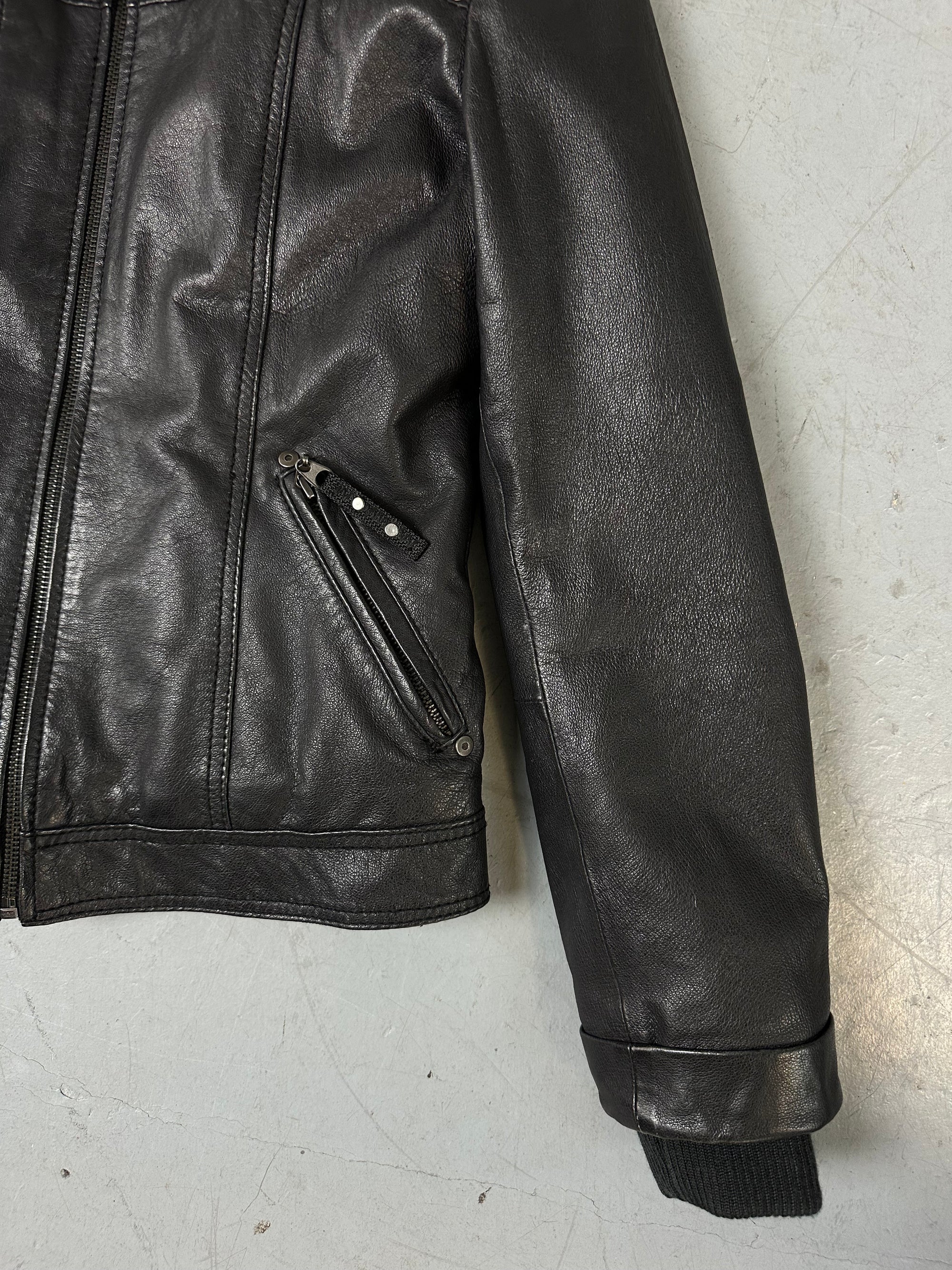 Eine schwarze Lederjacke mit Kaputze 