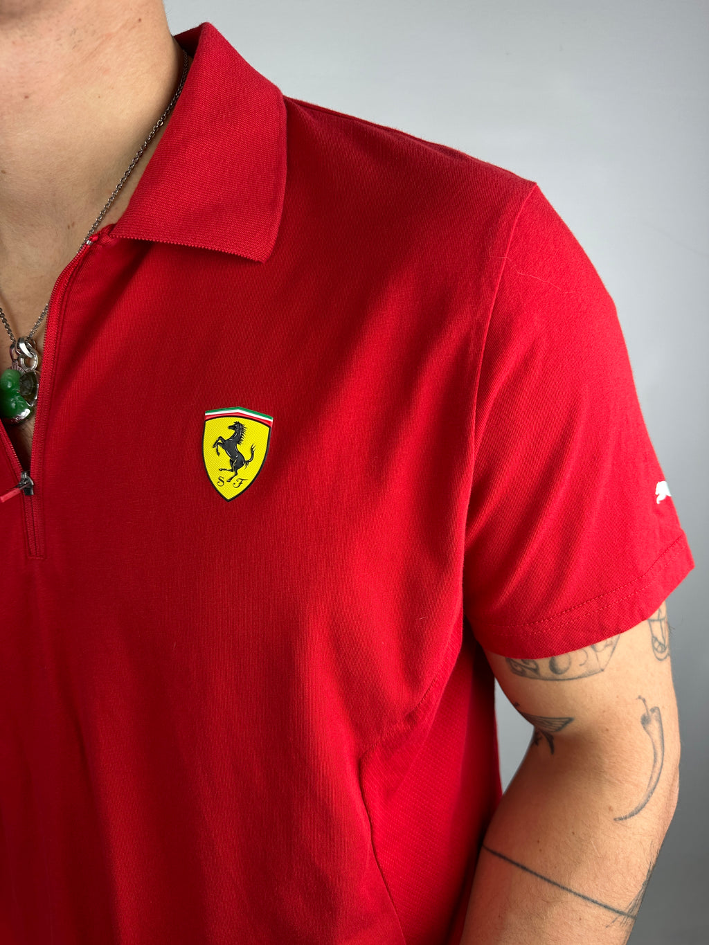 Tragebild von einem Vintage Puma Ferrari Red Polo T-Shirt von Ferrari Logo auf der Brust