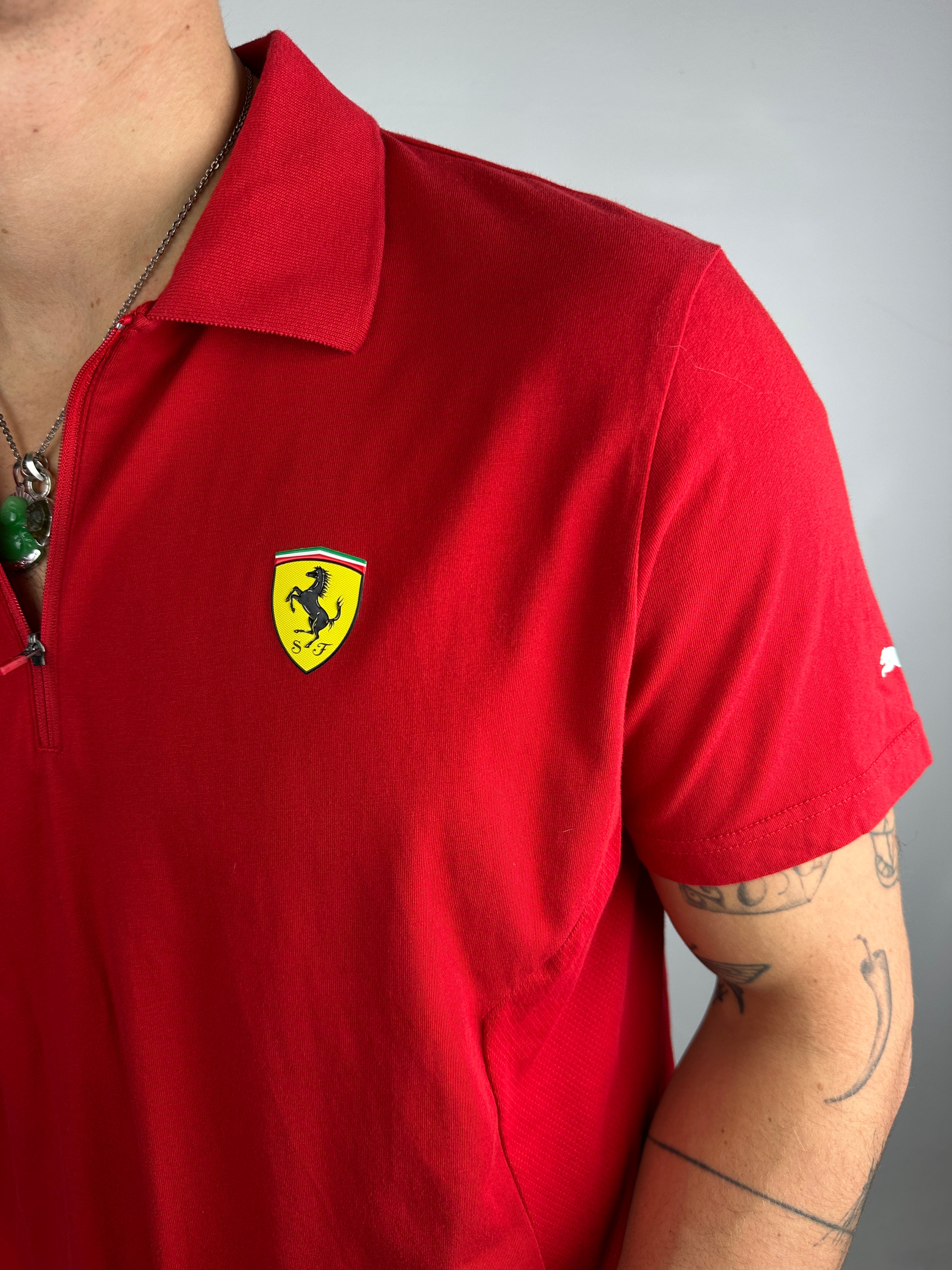 Tragebild von einem Vintage Puma Ferrari Red Polo T-Shirt von Ferrari Logo auf der Brust