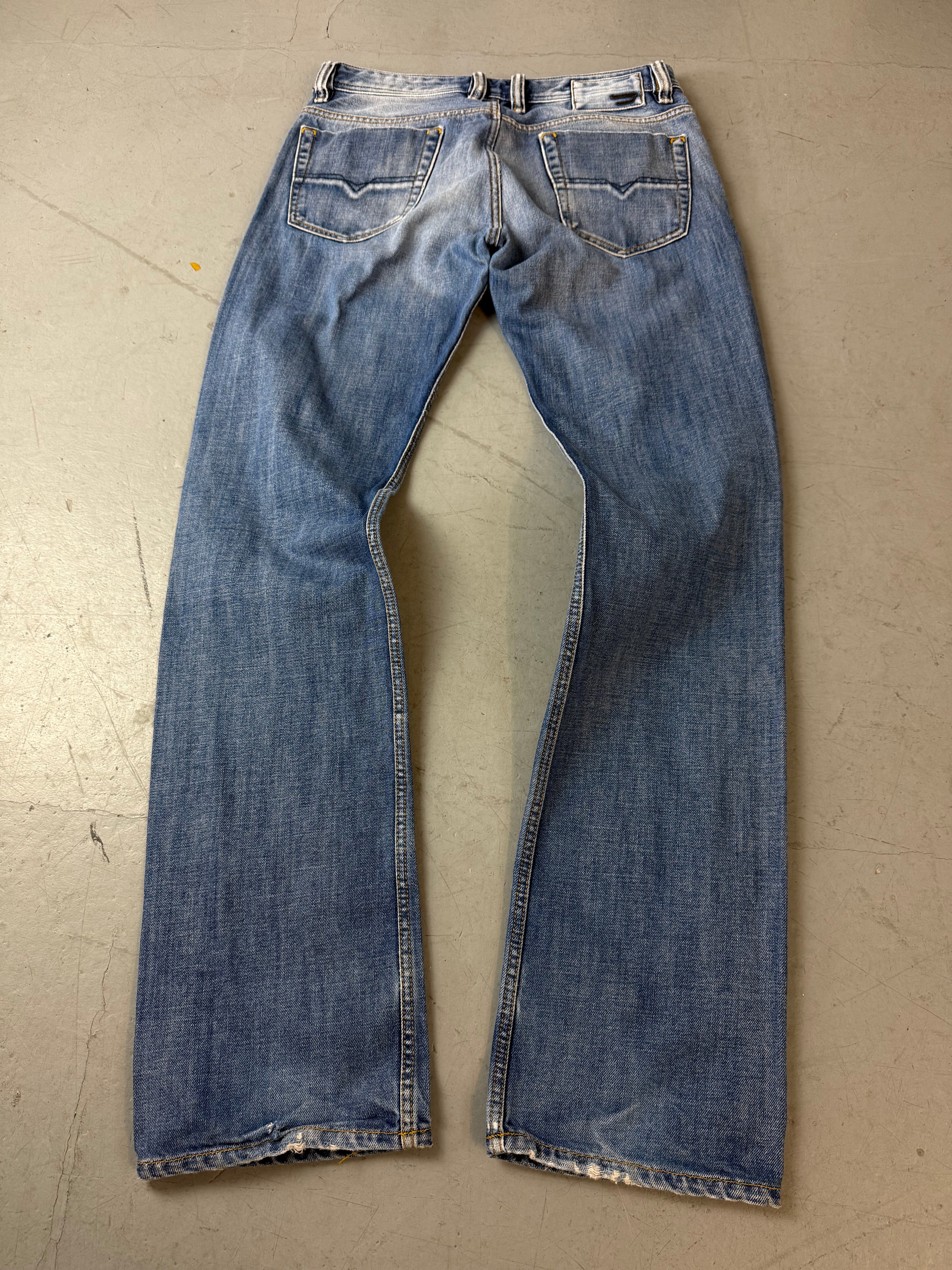 Vintage Diesel Viker Light Blue Straight Leg Jeans für Herren. Y2K Second Hand 2000s Fashion