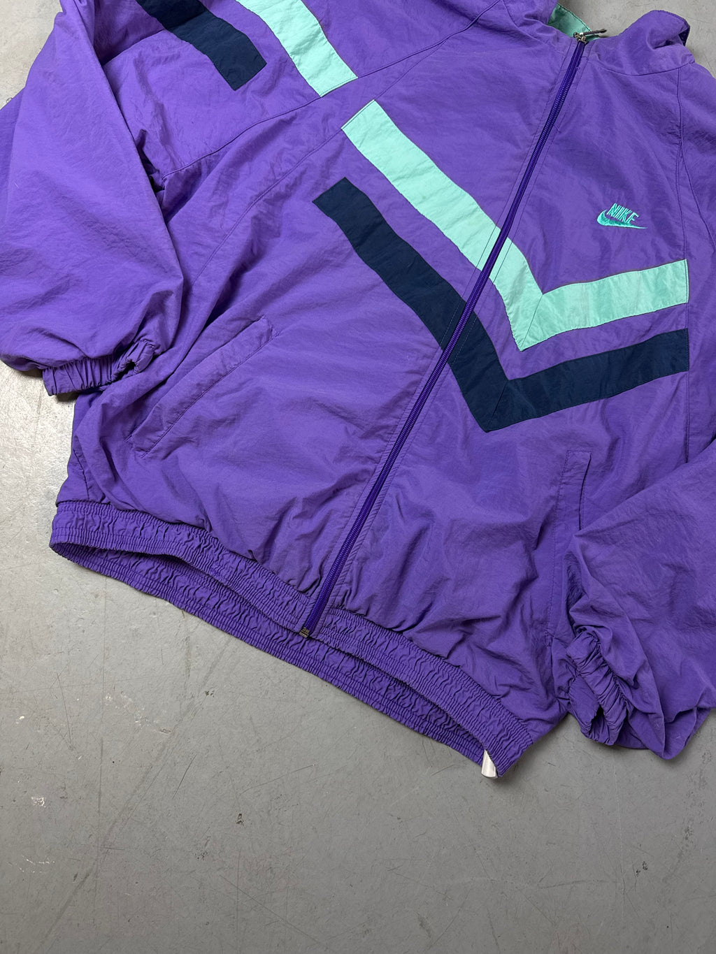 Detailliertes Produktbild von Vintage Nike Purple 80s Style Track Jacket M von vorne