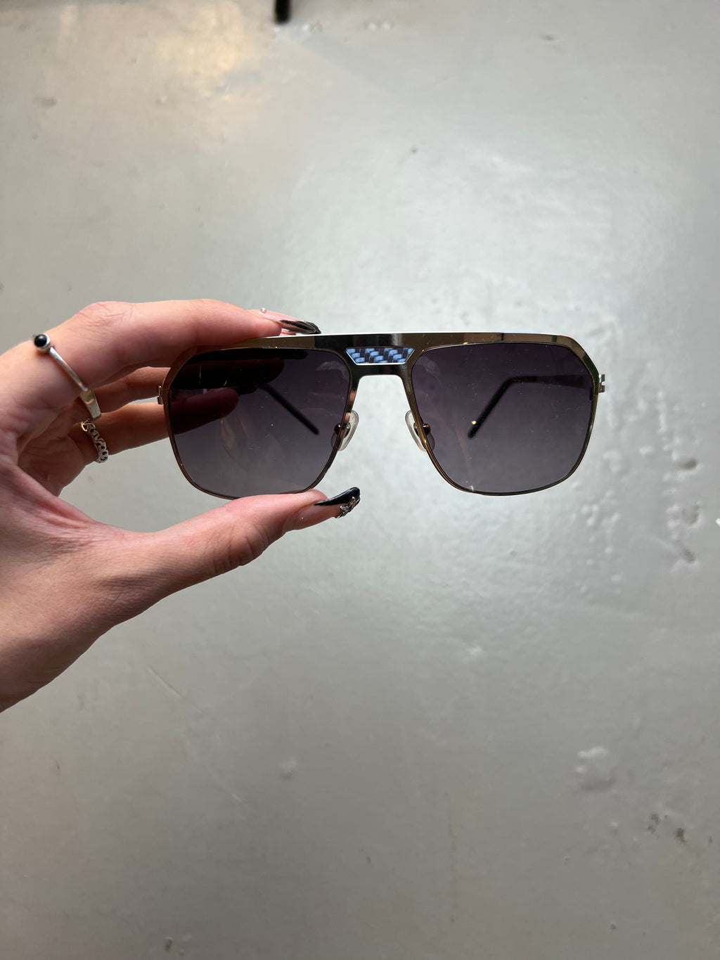 Auf dem Bild ist ein Produktbild einer Pilot Sama Sonnenbild von vorne vor grauen Hintergrund zu sehen.