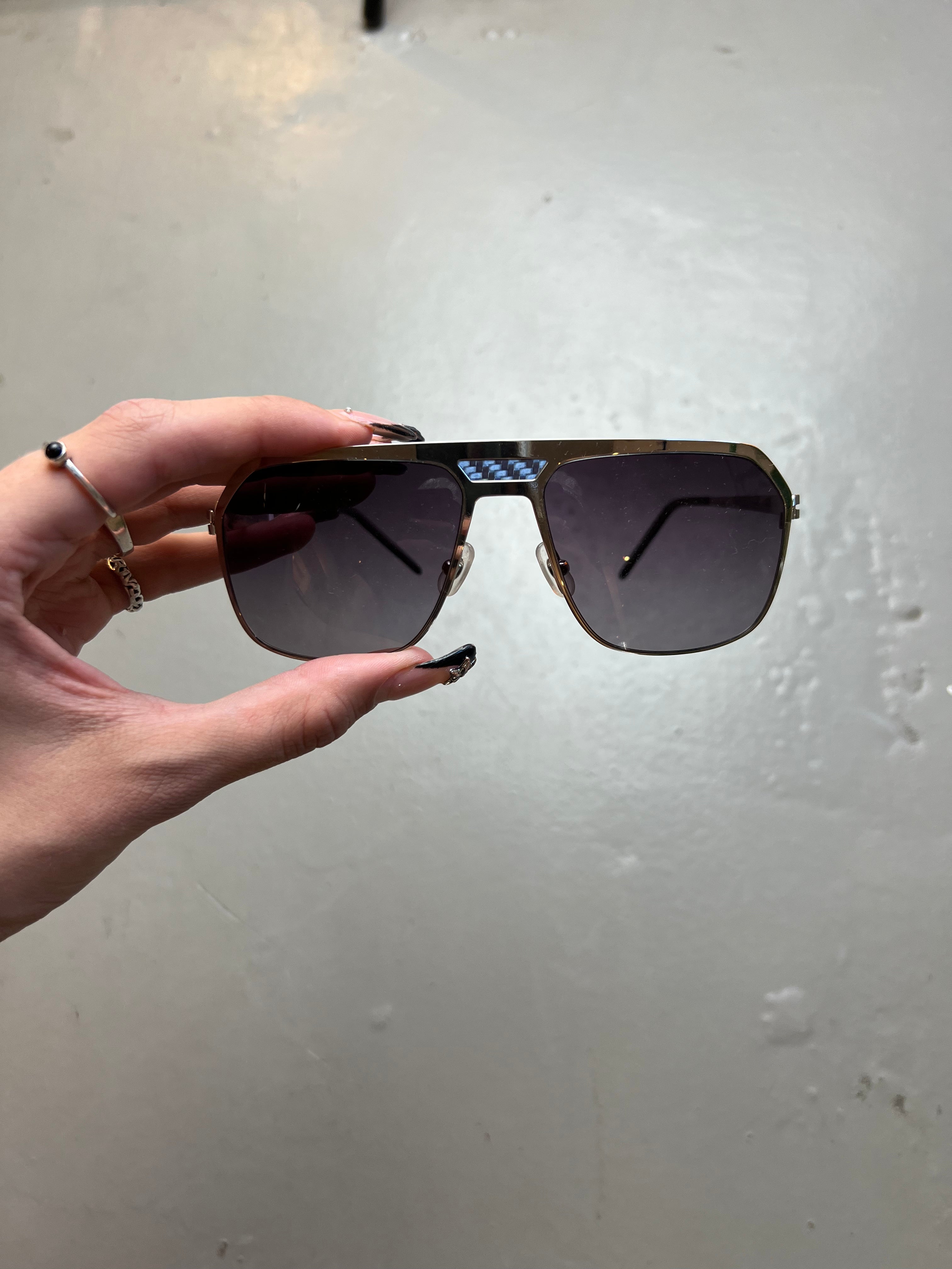 Auf dem Bild ist ein Produktbild einer Pilot Sama Sonnenbild von vorne vor grauen Hintergrund zu sehen.