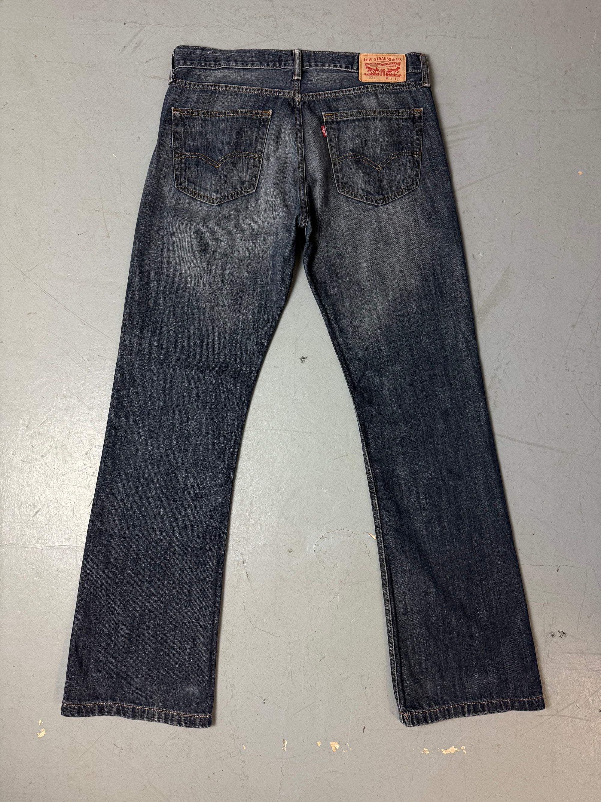 Eine dunkelblaue bootcut Jeans von Levi’s 