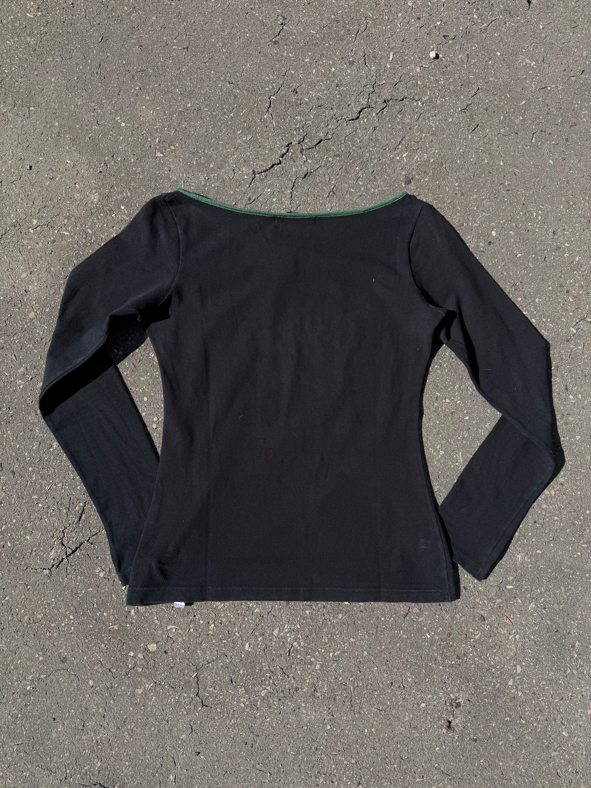 Ein schwarzes longsleeve mit einem grünen Joe Matta Aufschrift auf der Brust