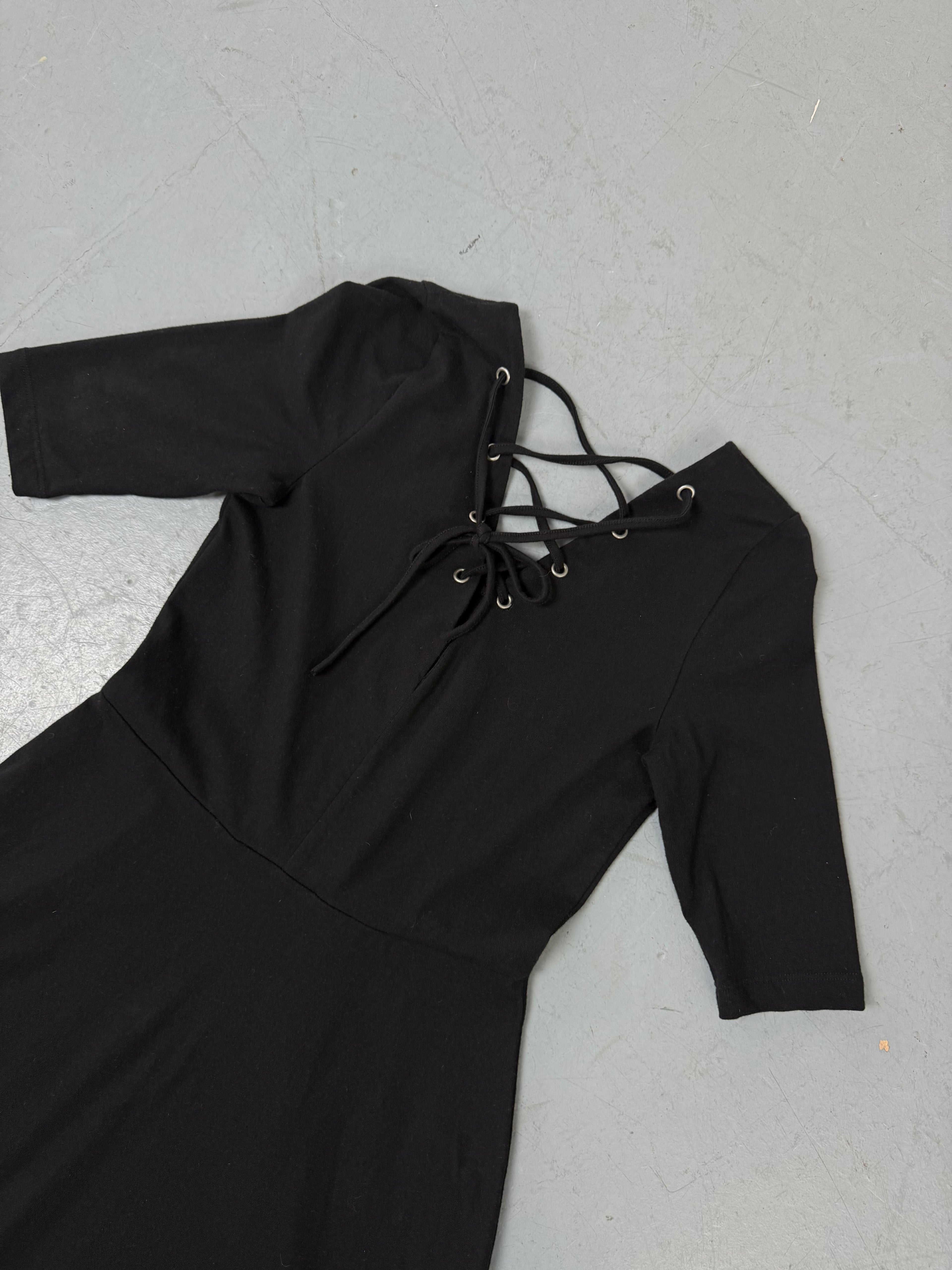 Ein schwarzes midi Kleid mit teils offenem Rücken und kurzen Ärmeln in S