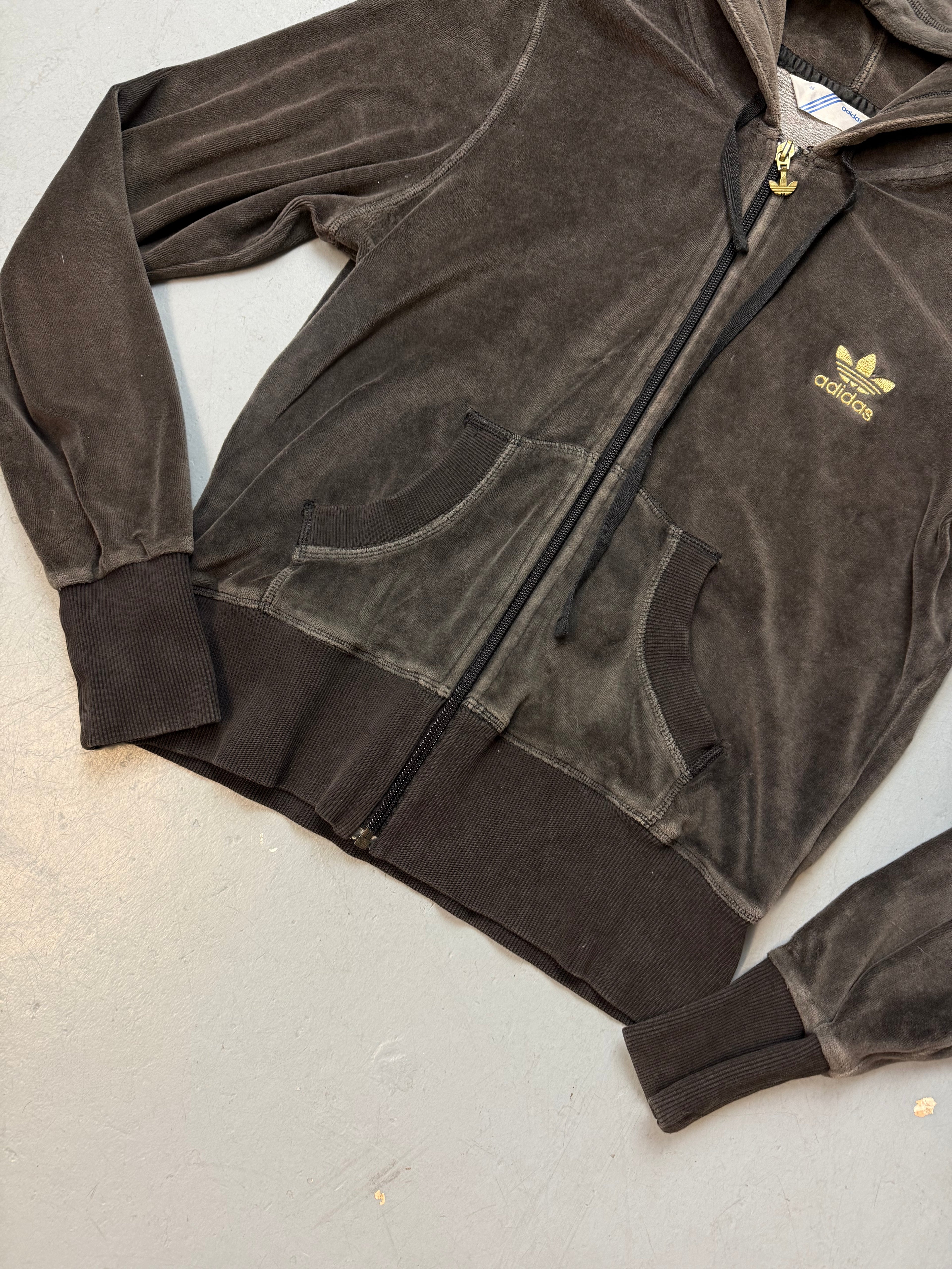 Vintage Adidas Brown Velour Hooded Track Jacket für Damen. Y2K Second Hand 2000s Fashion