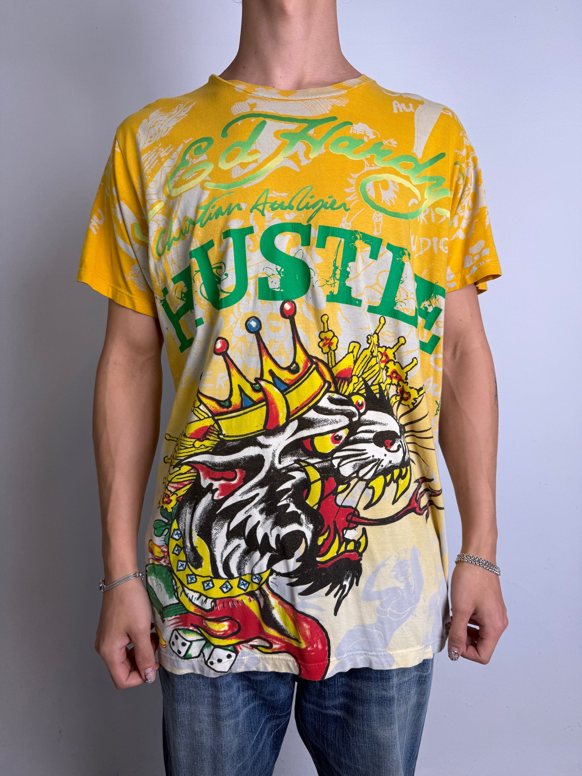 Tragebild von einem Vintage Ed Hardy Yellow Printed T-Shirt von vorne