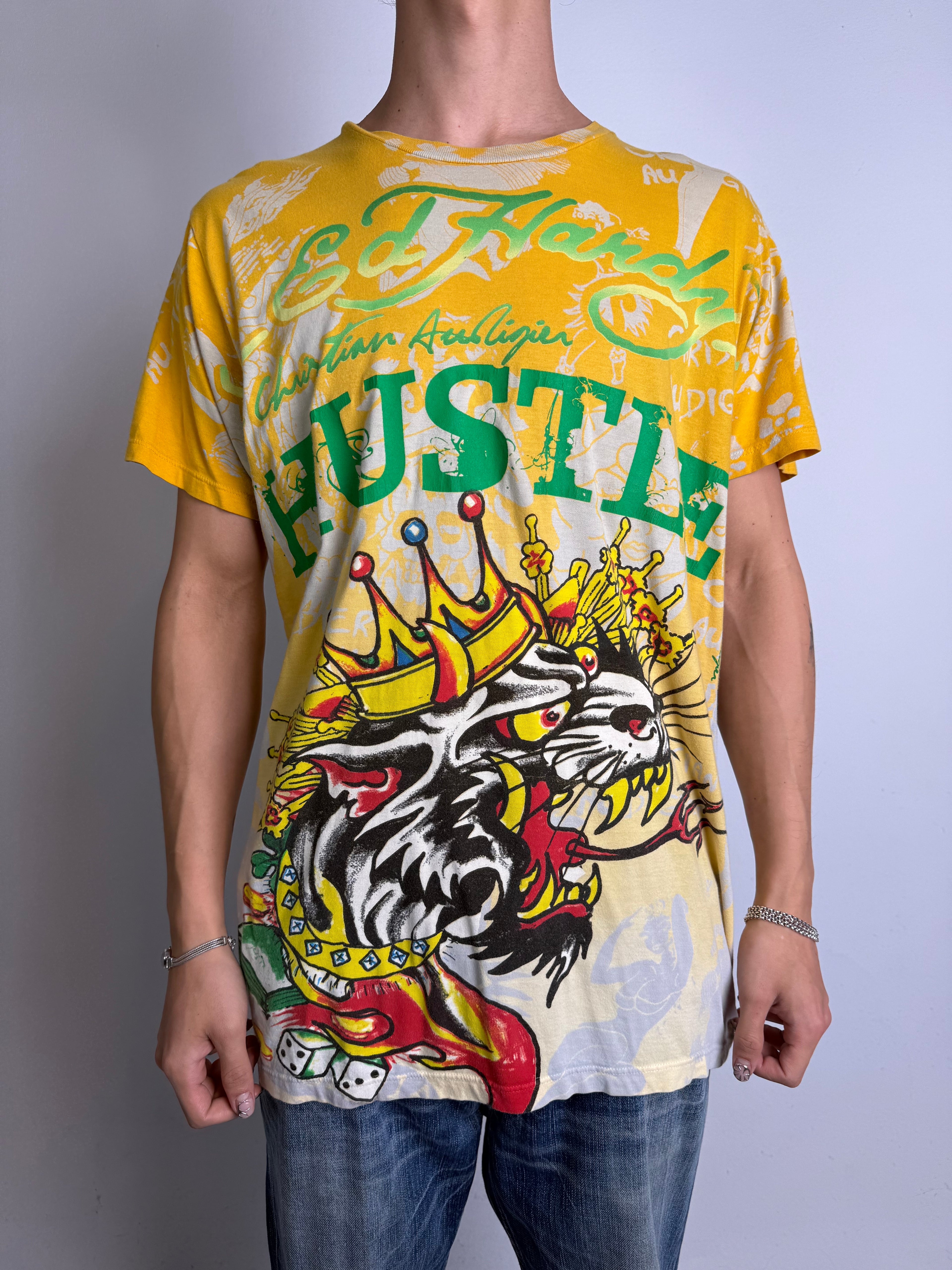 Tragebild von einem Vintage Ed Hardy Yellow Printed T-Shirt von vorne