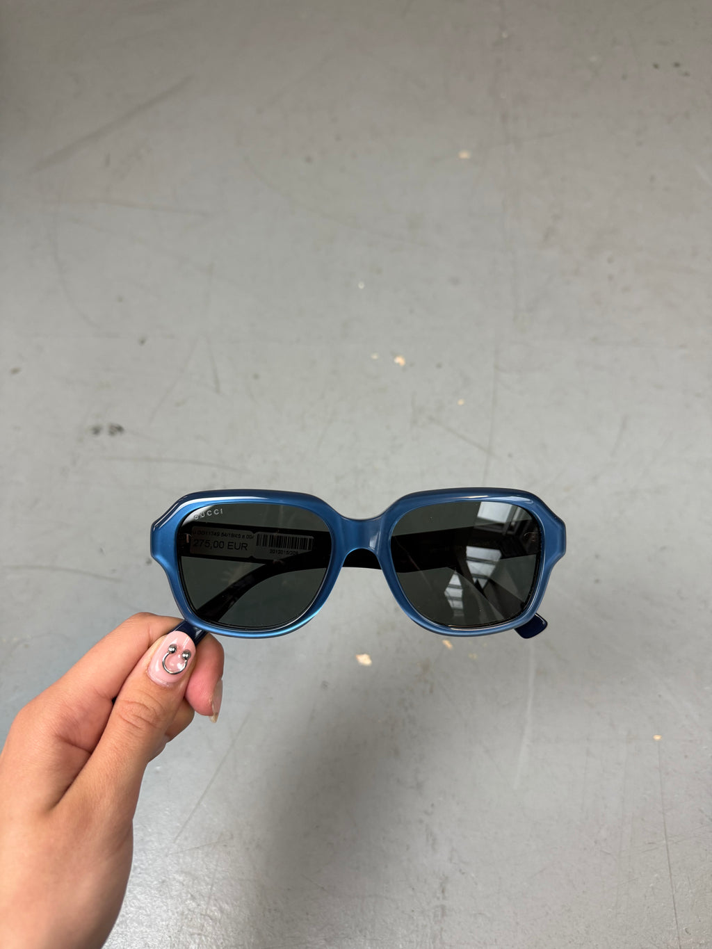 Eine blaue Sonnenbrille von gucci mit großen Gläsern 