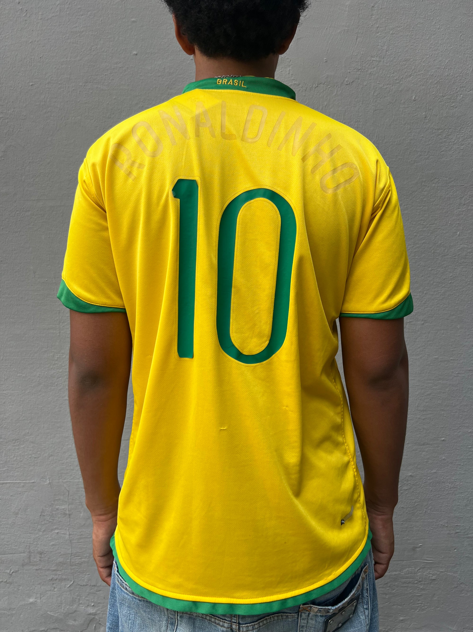 Tragebild von Nike Brasilien Trikot von hinten vor grauer Wand