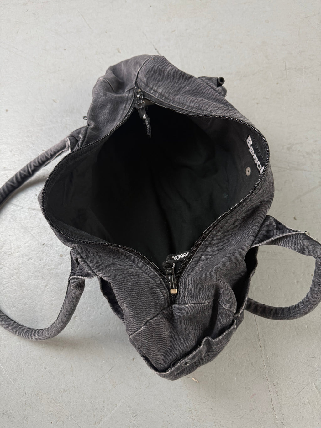Vintage CNTY BAGS Bench Grey Baguette Bag für Damen Y2K 2000s Fashion.
