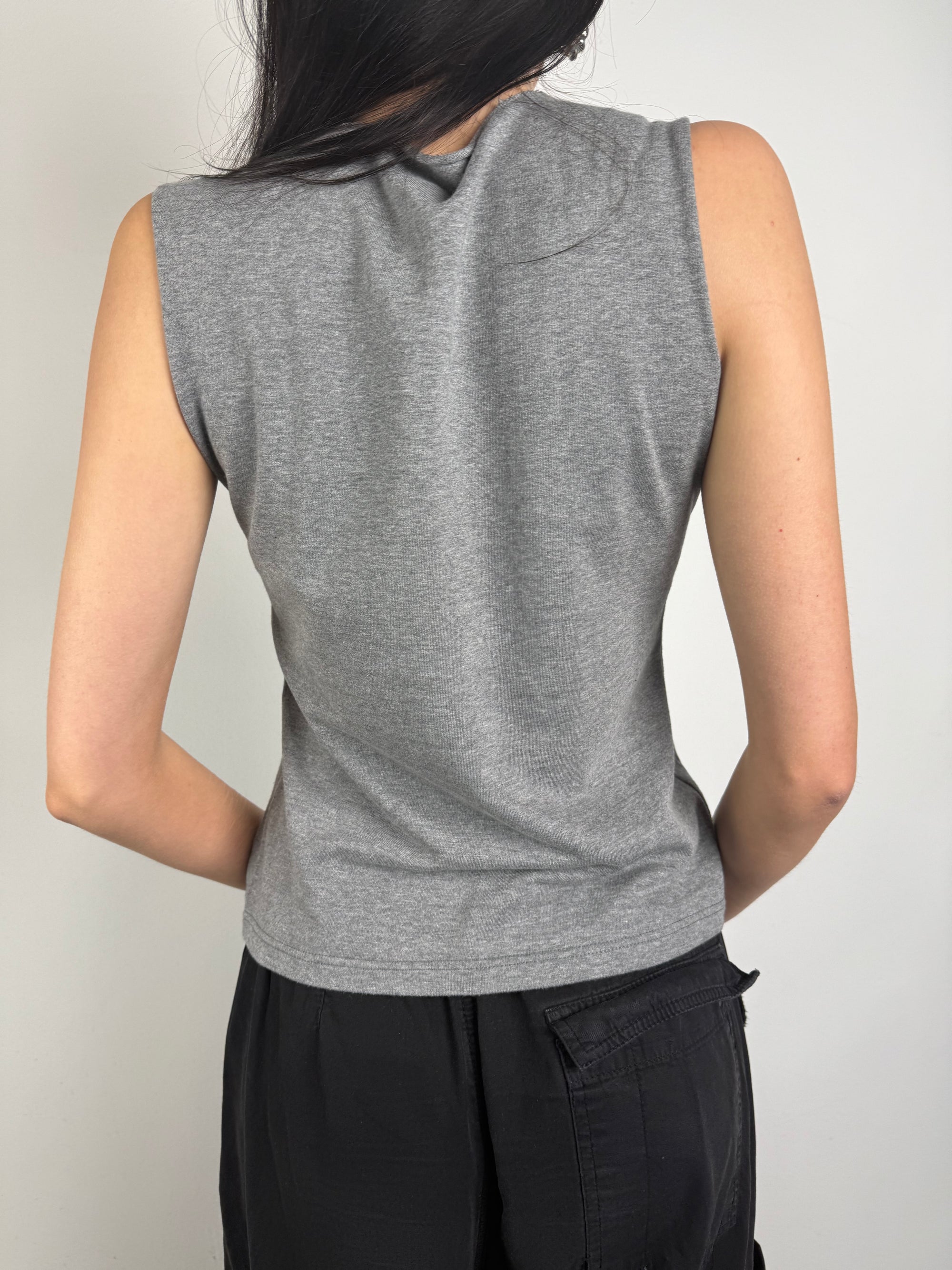 Tragebild von Vintage Grey Pearls Printed Tank Top von hinten