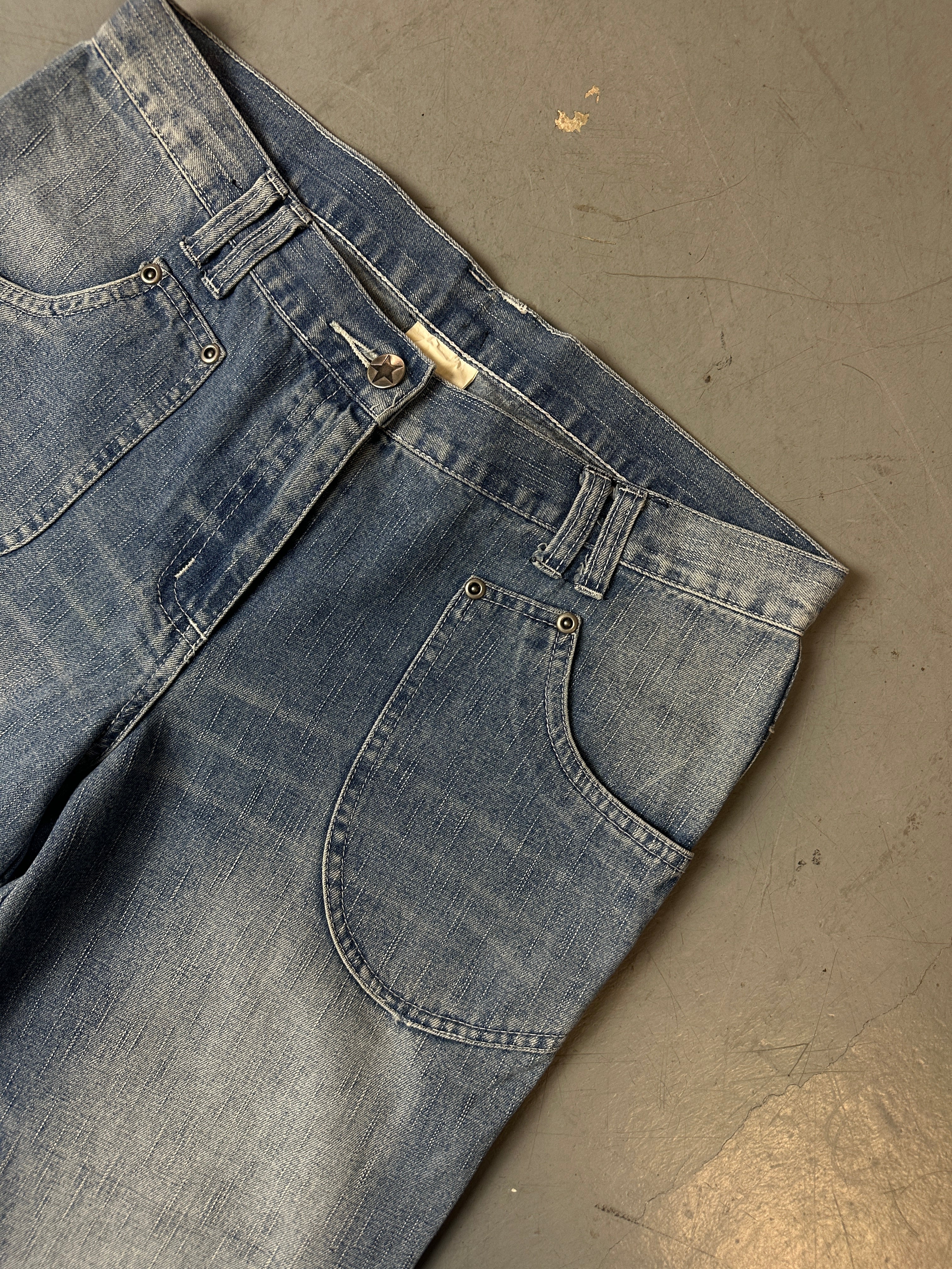 Detailbild von Vintage Bright Washed Flared Denim von vorne