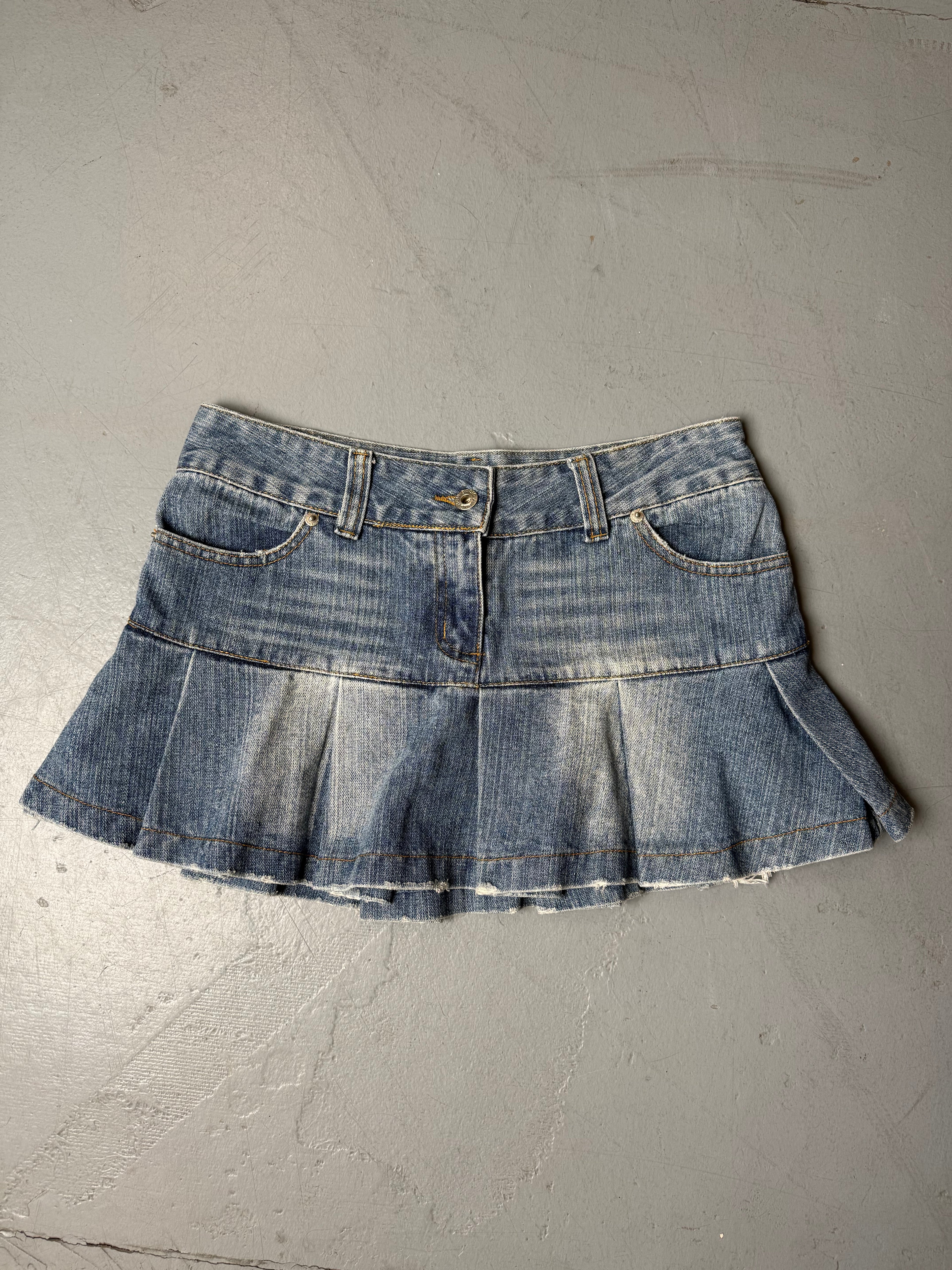 Vintage Pleated Denim Mini Skirt für Damen. Y2K Secondhand 2000s Fashion.