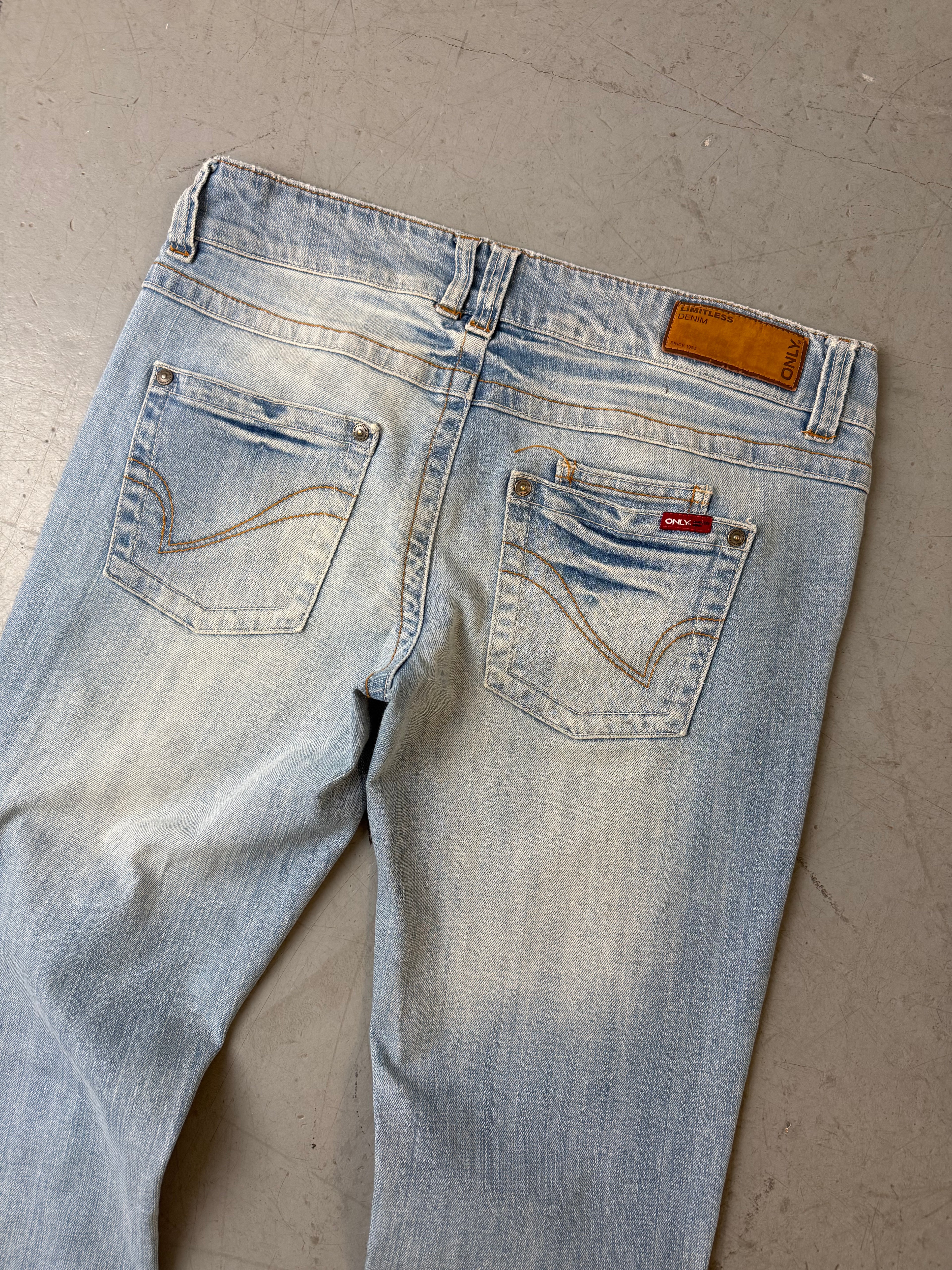 Vintage Light Blue Tall Low Waist Jeans für Damen. Y2K Second Hand 2000s Fashion