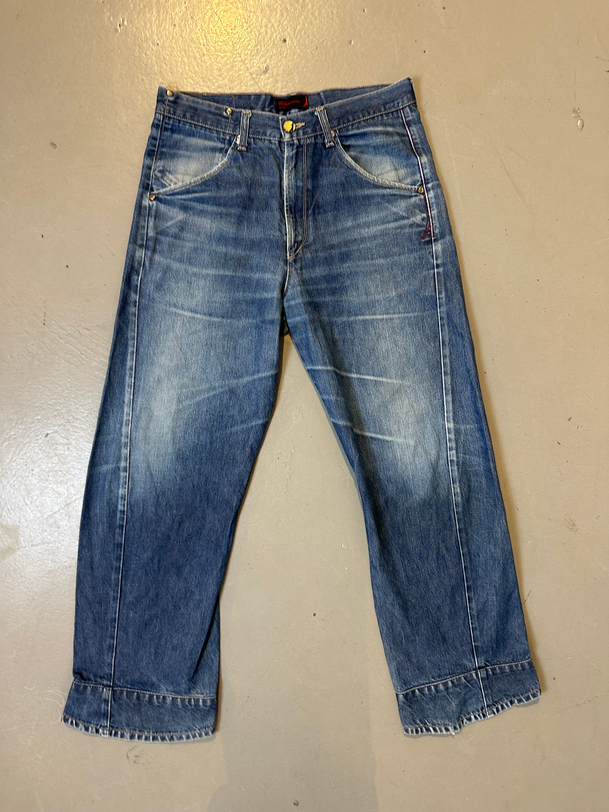 Produktbild von blaue vintage Levis Hose auf grauem Boden von vorne.