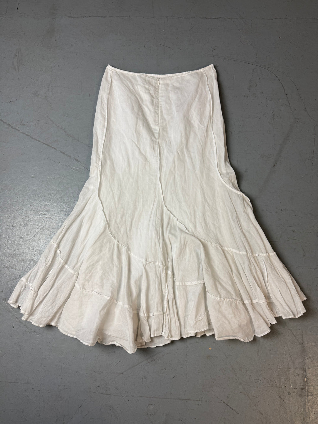 Produktbild von Weisem Maxi Rock auf grauem Boden 