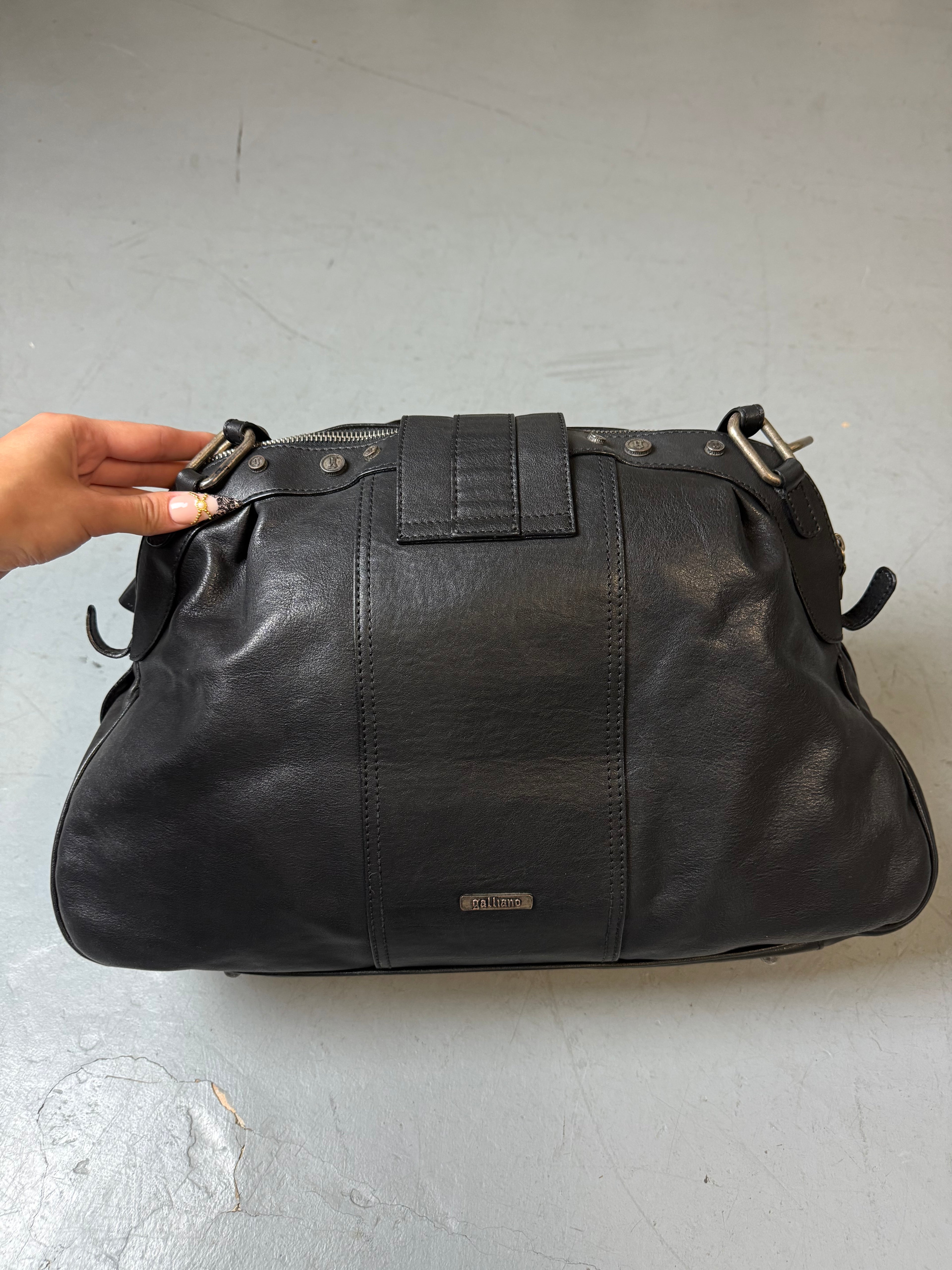 Eine große schwarze Lederjacke on Galliano in top Zustand mit Silber Anhänger 