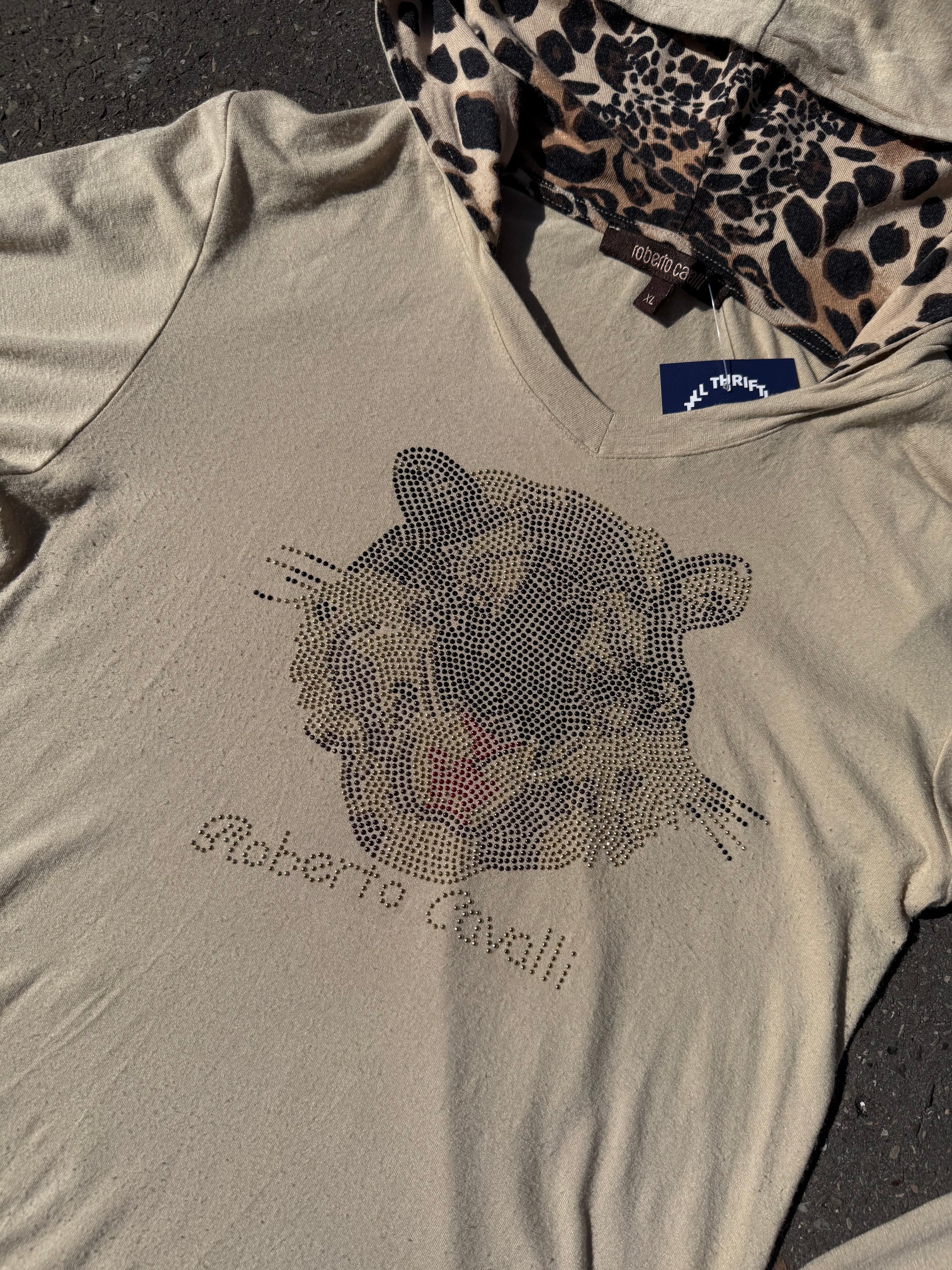 Ein Beiges Longsleeve mit Leoparden Kaputze und einem Tiger in Rhinestones auf der Brust von Roberto Cavalli