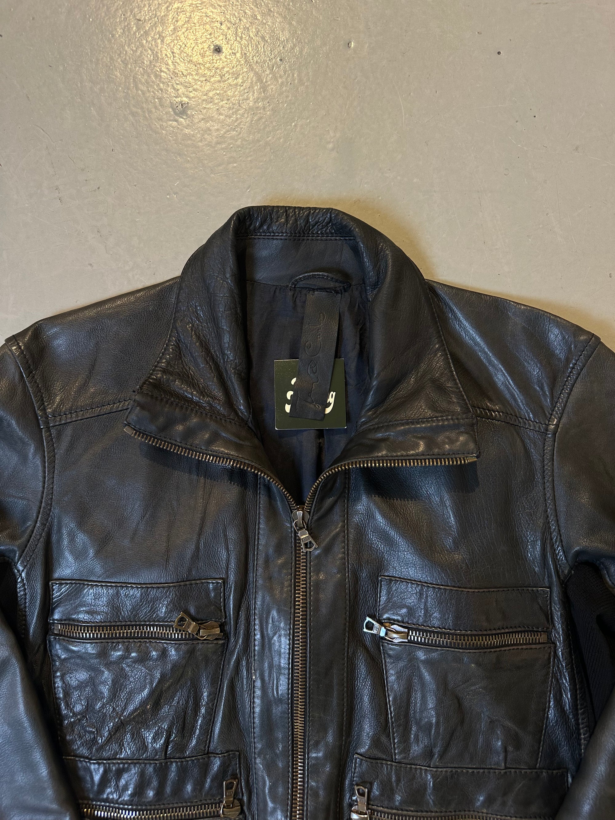 Produktbild Schwarze Lederjacke mit goldenem Reißverschluss