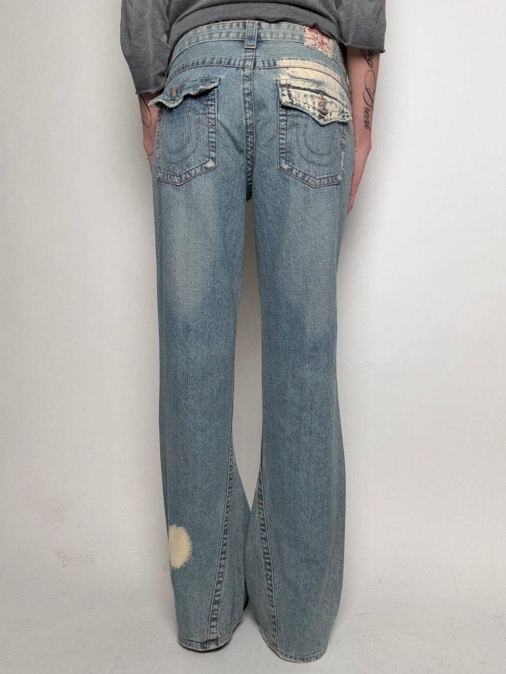 Tragebild von Vintage True Religion Bleach Washed Flared Denim von hinten