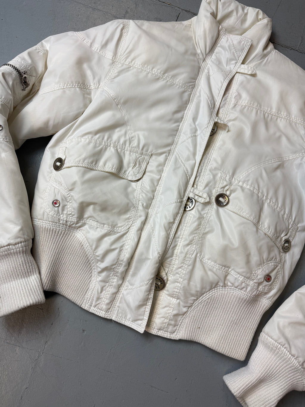 Vintage Angel Devil White Puffer für Damen. Y2K Second Hand 2000s Fashion