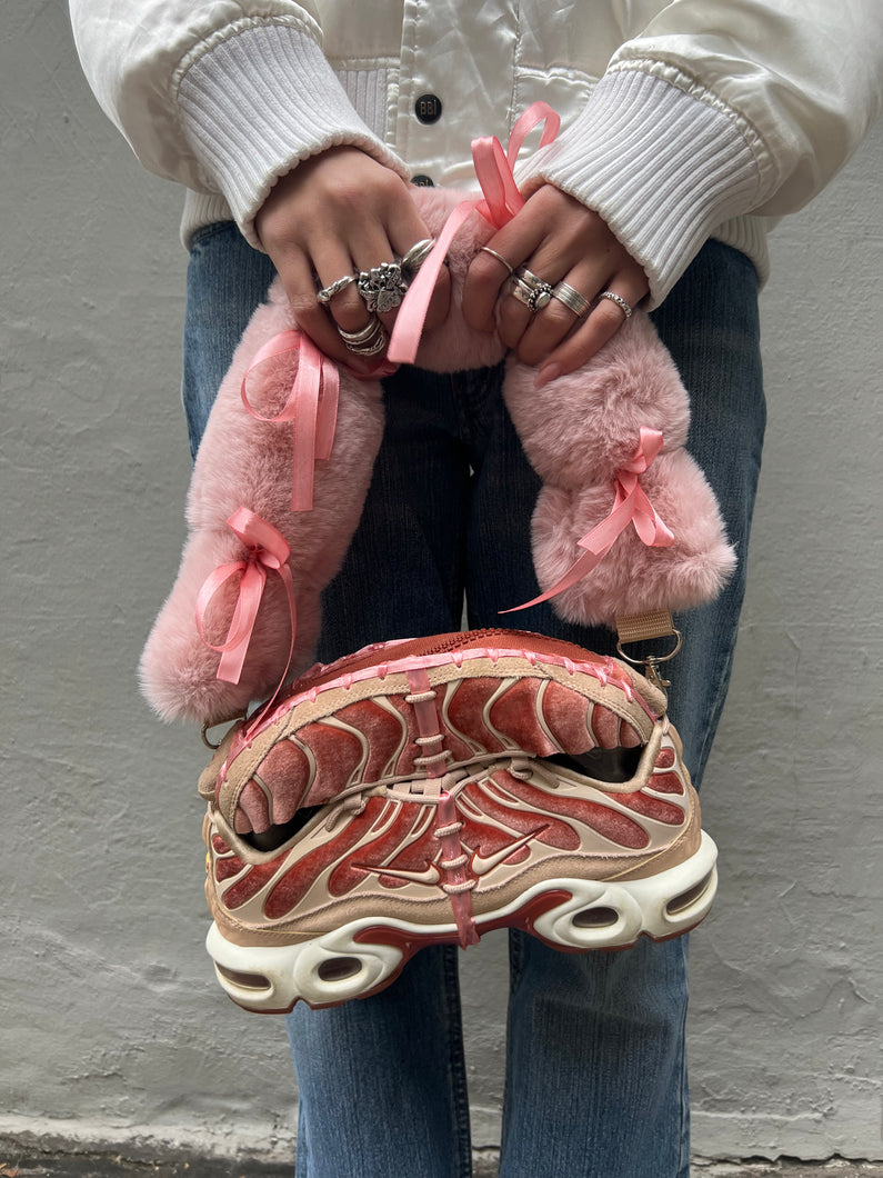 Tragebild der MILLENNIUM2k Nike Tun Bag Pink von vorne an einem weiblichem Model.