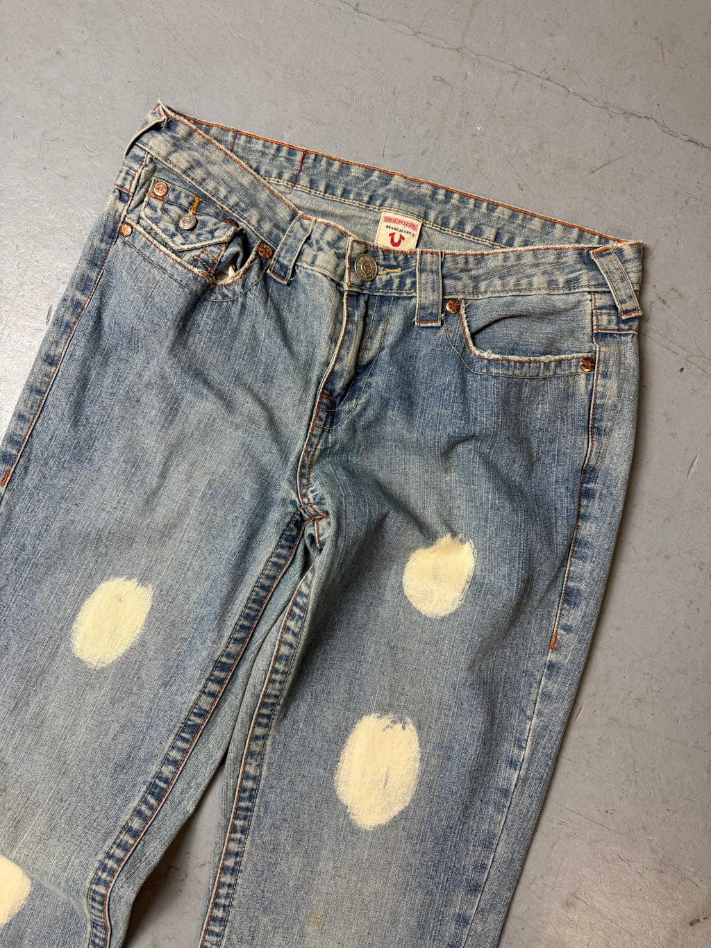 Detailbild von Vintage True Religion Bleach Washed Flared Denim von vorne