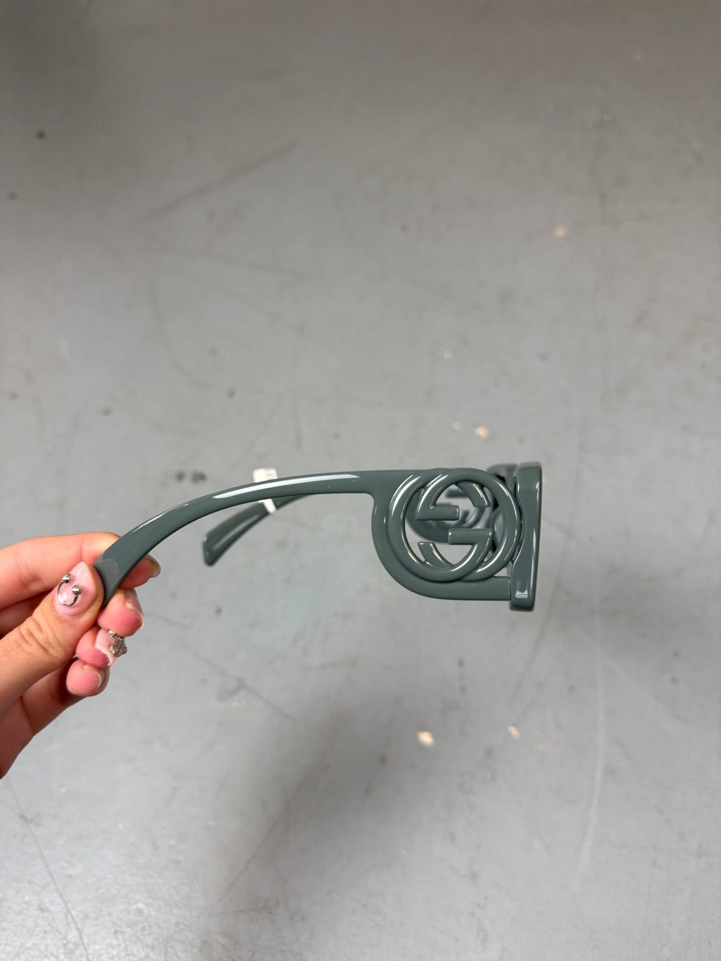 Graue rechteckige Sonnenbrille von gucci mit dickem Gestell 