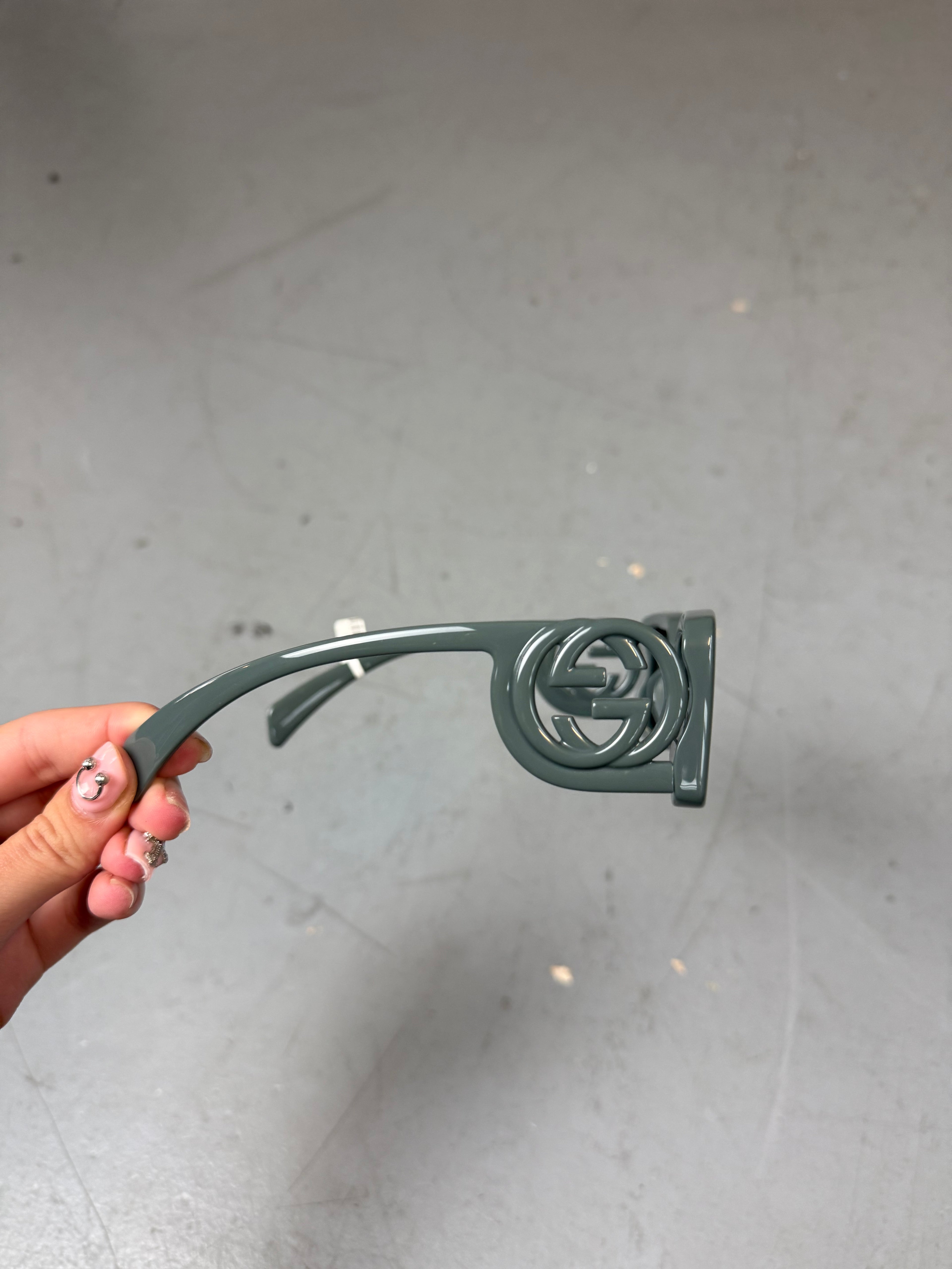 Graue rechteckige Sonnenbrille von gucci mit dickem Gestell 